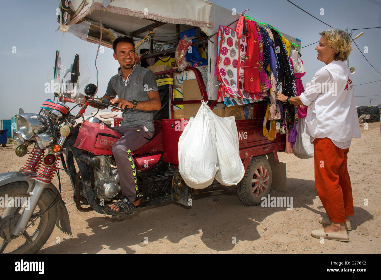 Billet d'achat d'une voile de MSF à partir d'un mobile shop en Iraq Banque D'Images