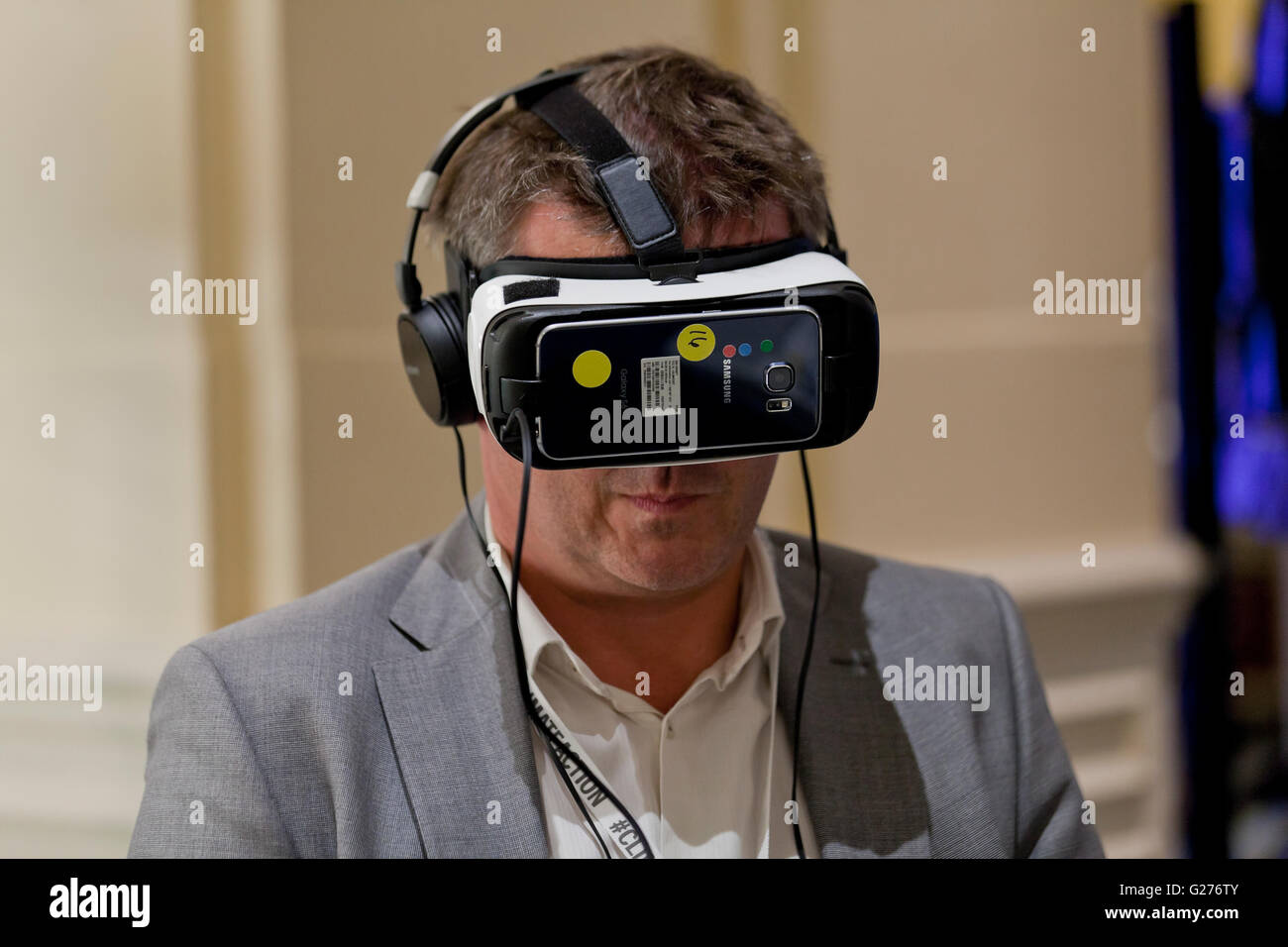 L'homme en utilisant des lunettes de réalité virtuelle Oculus VR VR (lunettes, casque) - USA Banque D'Images