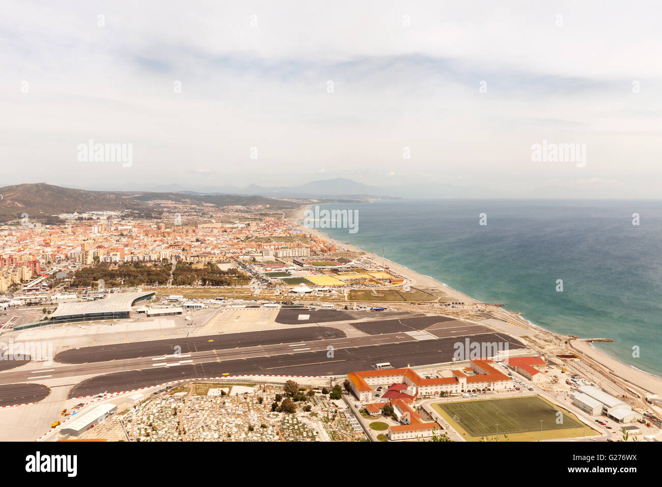 Vue sur Gibraltar et l'aéroport de Gibraltar du rocher de Gibraltar, Gibraltar, Europe Banque D'Images