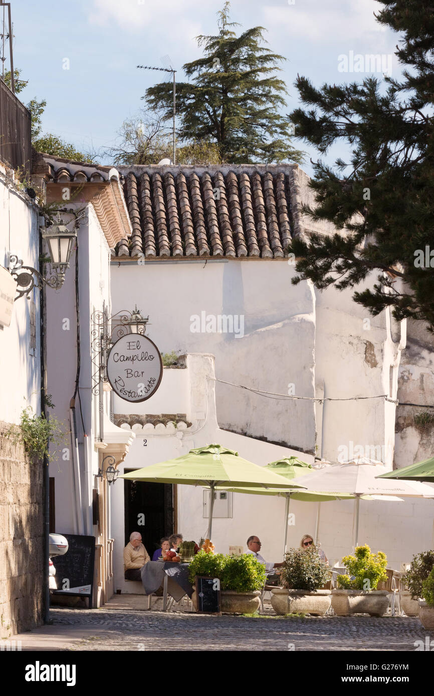 Les gens assis à un café restaurant, Ronda, Andalousie, Espagne Europe Banque D'Images