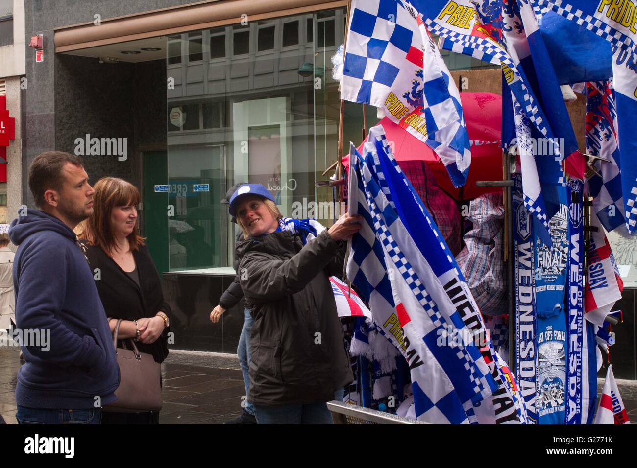 Un vendeur vend Sheffield Wednesday drapeaux et écharpes en avant de ses play-off finale contre Hull à Wembley. Banque D'Images