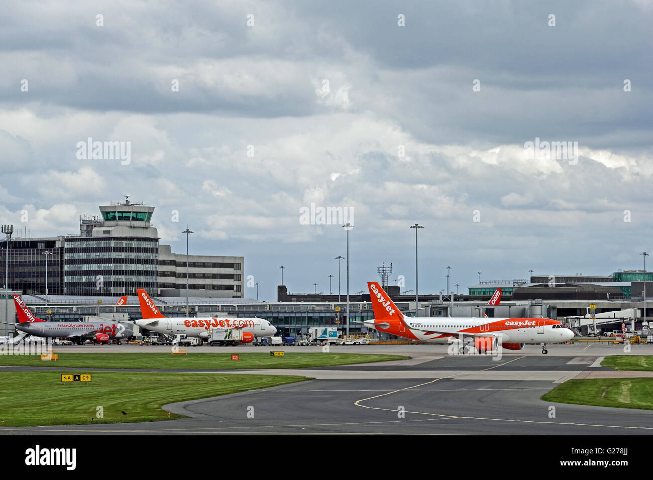 Les avions d'Easyjet à la borne à l'Aéroport International de Manchester Banque D'Images