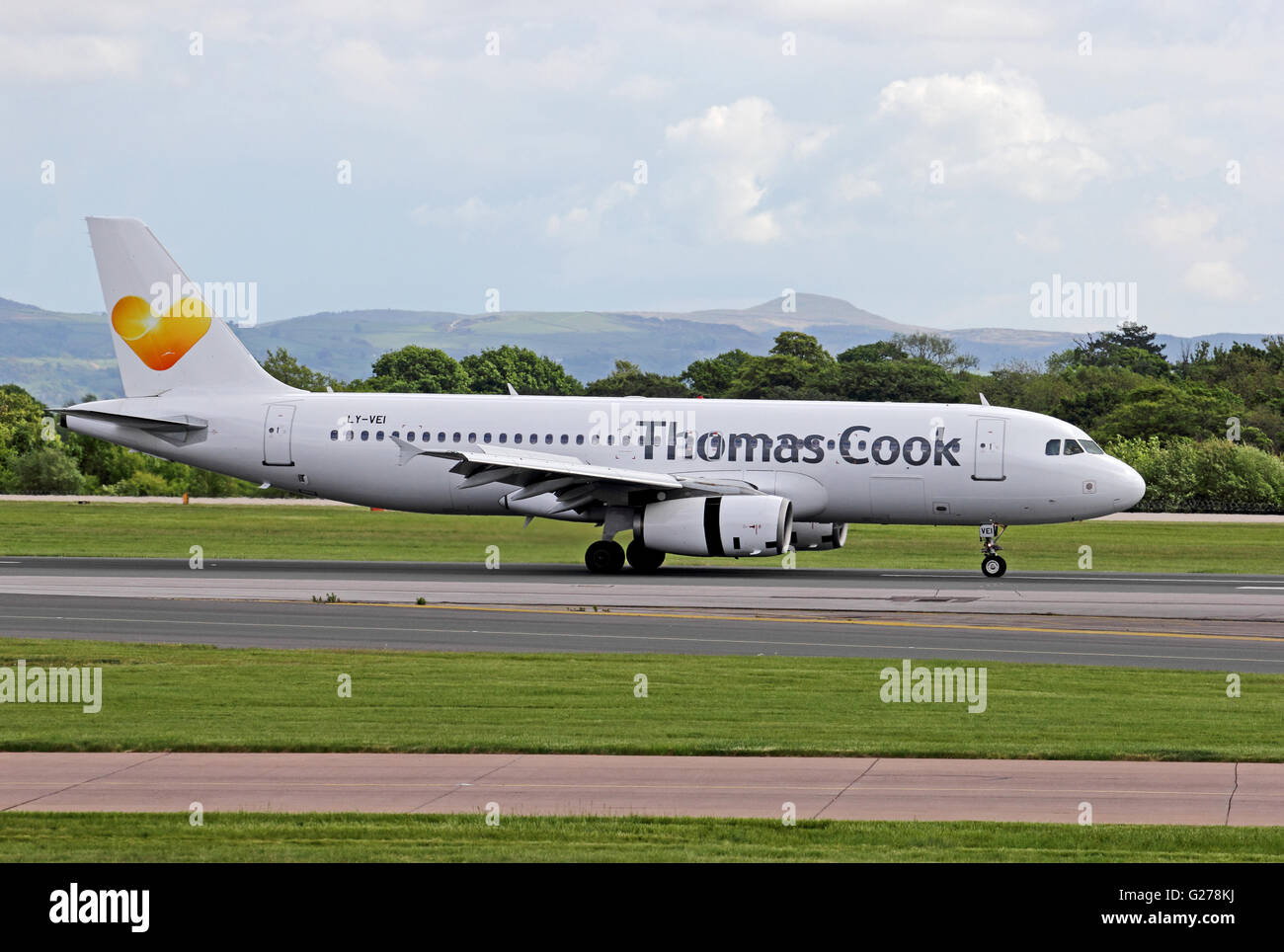 Avion de ligne Airbus A320-233 Express Thomas Cook en circulation au sol à la livrée de l'Aéroport International de Manchester Banque D'Images