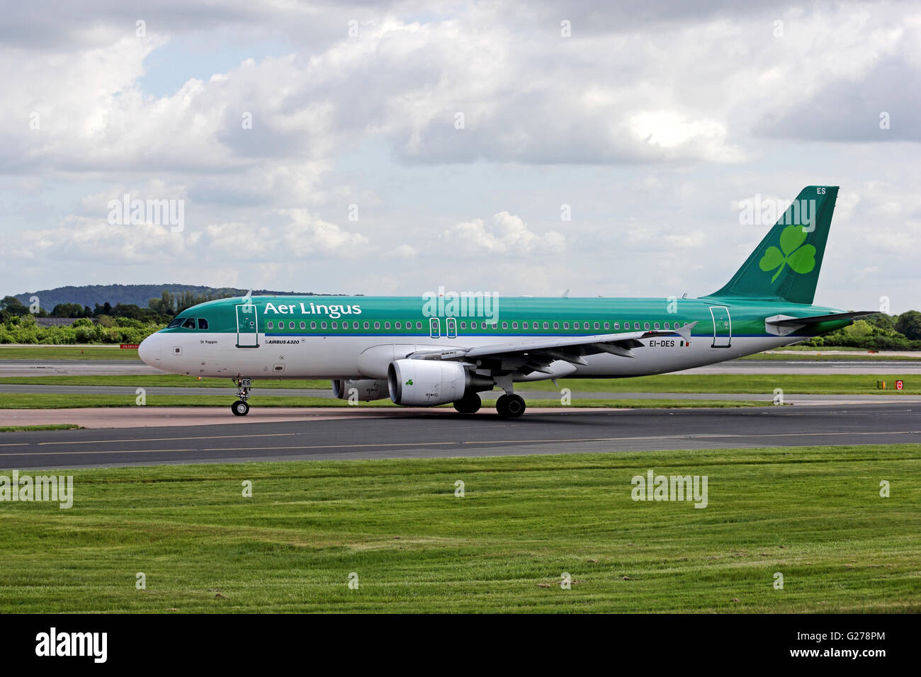 Aer Lingus avion Airbus 320 le roulage à l'Aéroport International de Manchester Banque D'Images