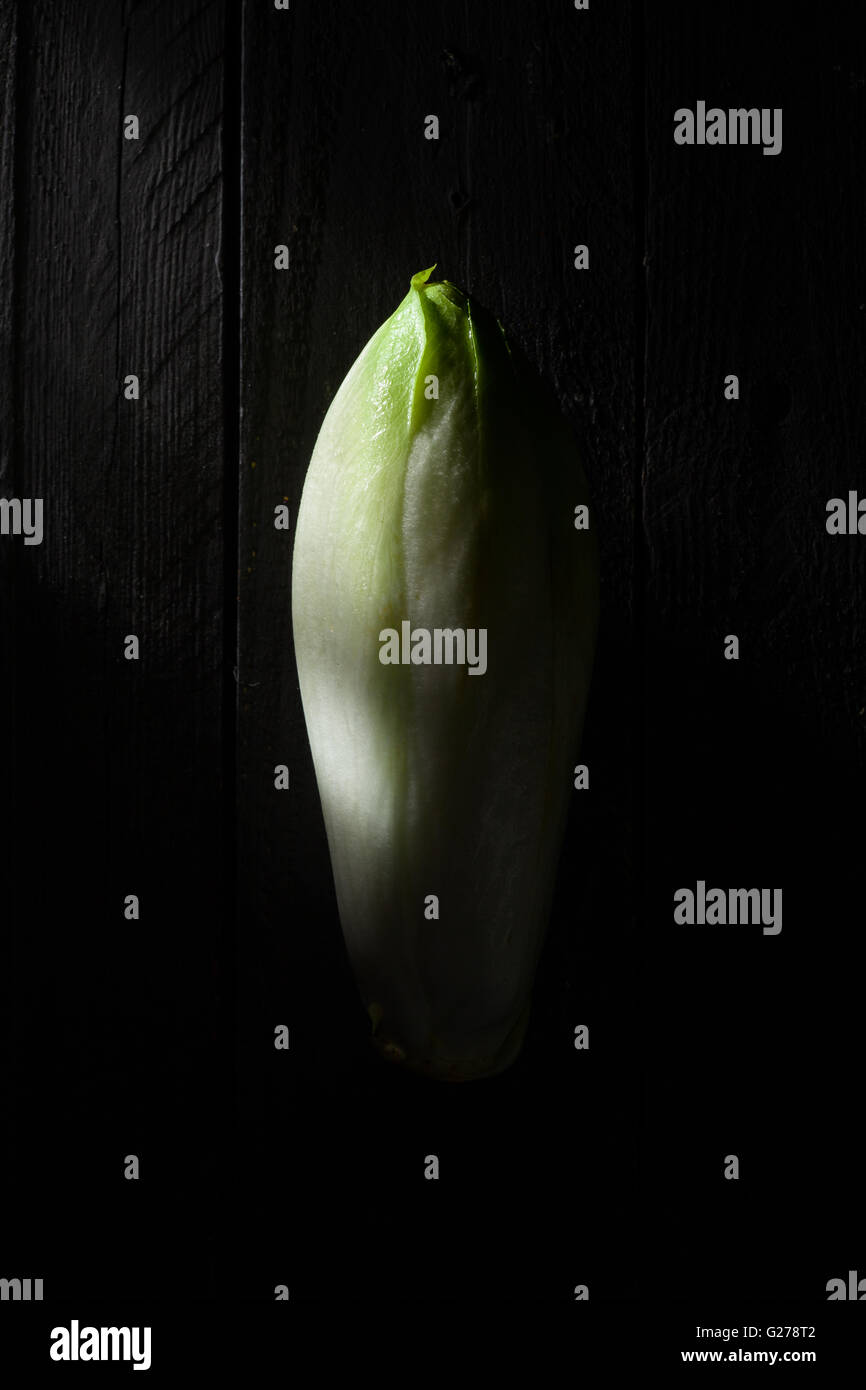 Les endives sur bois noir Banque D'Images