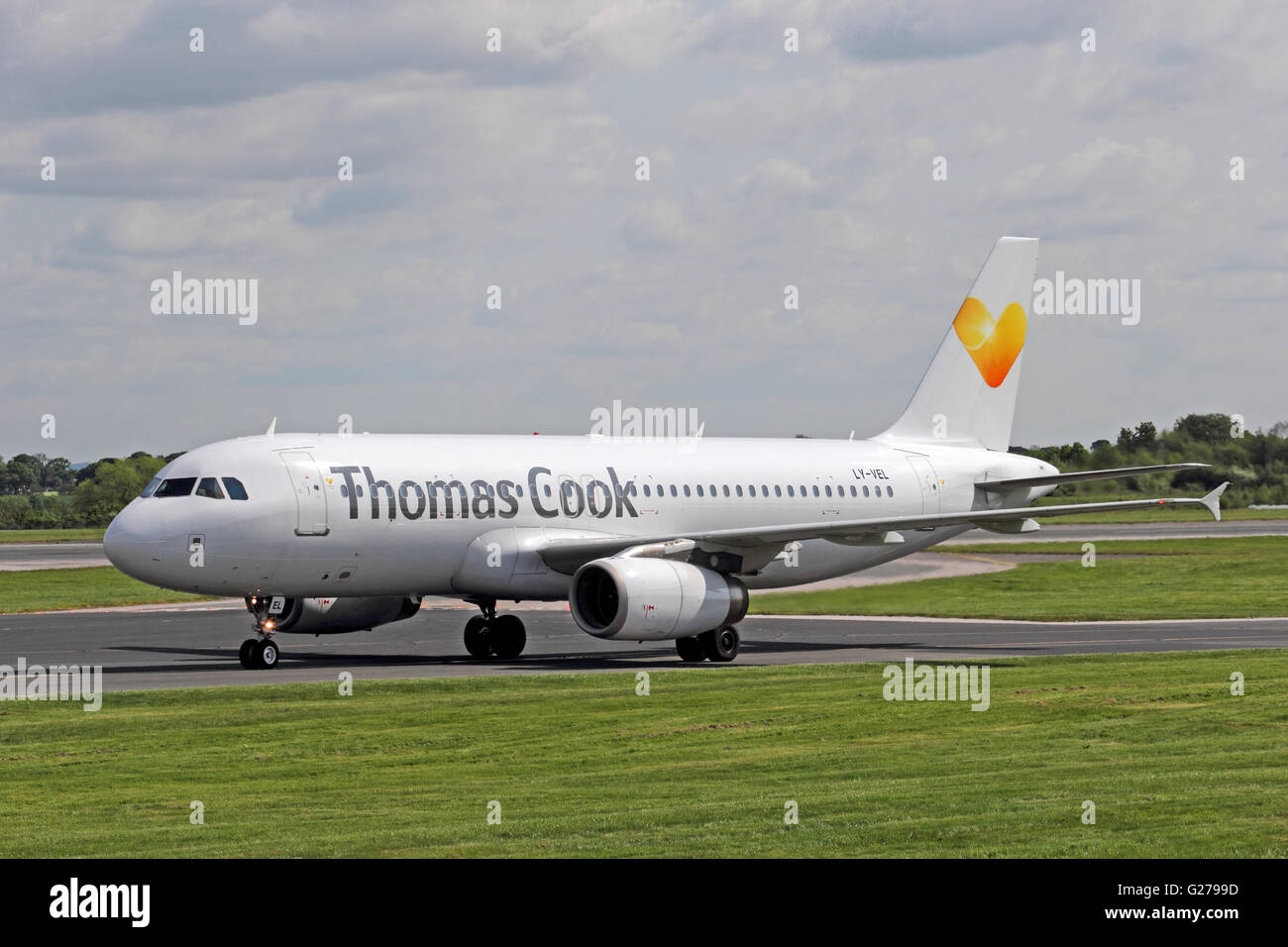 Avion Express avion Airbus A320-232 dans Thomas Cook livery taxiing à l'Aéroport International de Manchester Banque D'Images