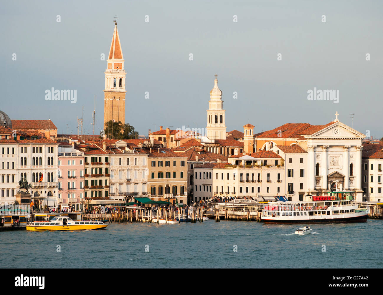 La vue de la vieille ville de Venise occupé dans la lumière du soir (Italie). Banque D'Images