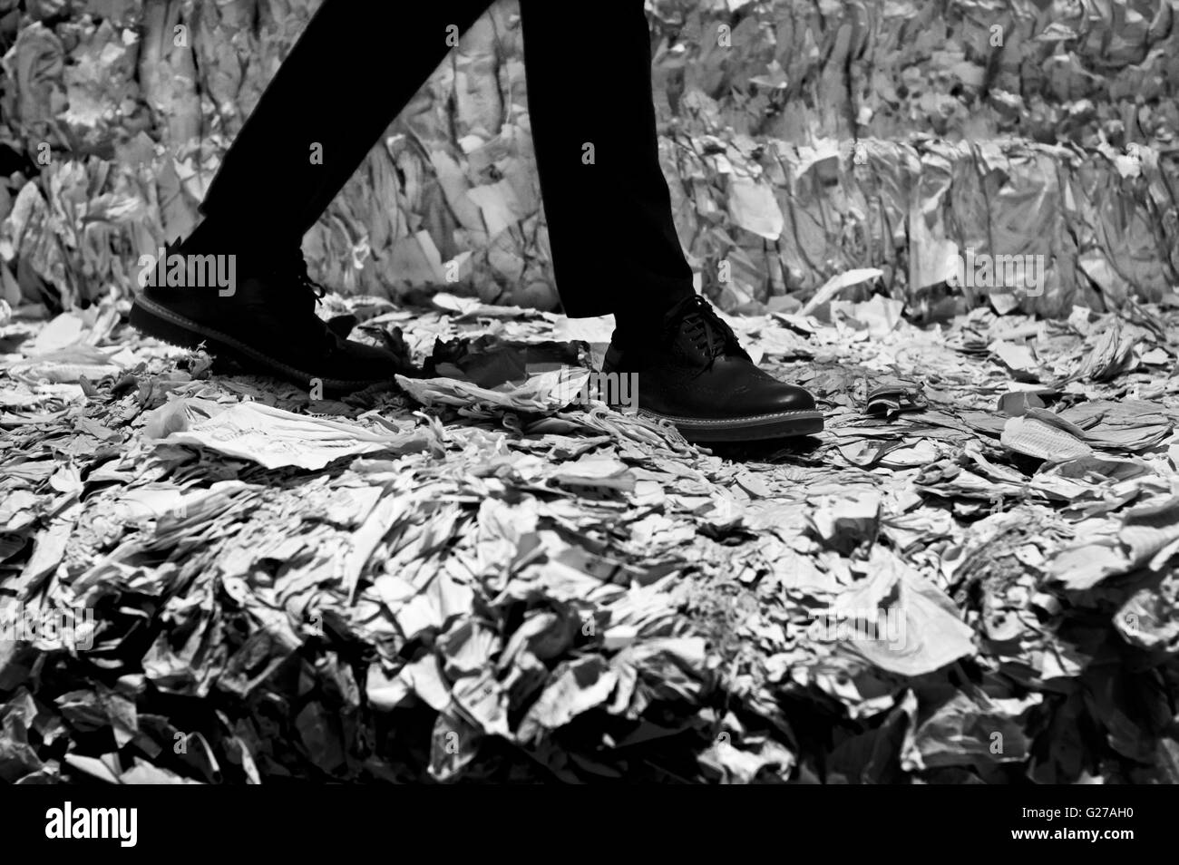 Homme marchant sur des feuilles Banque D'Images