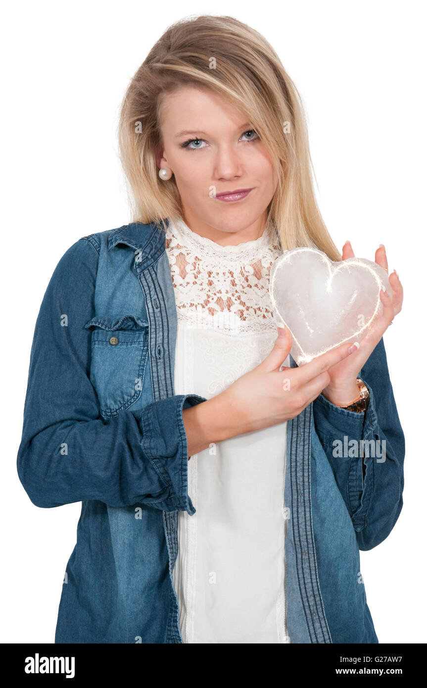 Femme tenant un cœur de glace Banque D'Images
