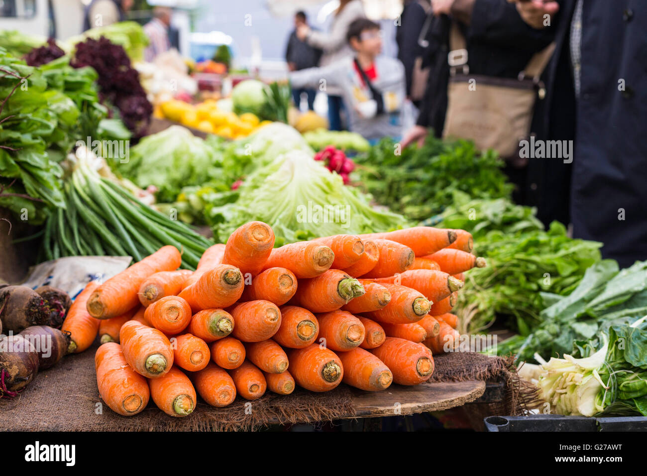 Les carottes et les légumes frais biologiques en vente sur le marché turc traditionnel local Banque D'Images