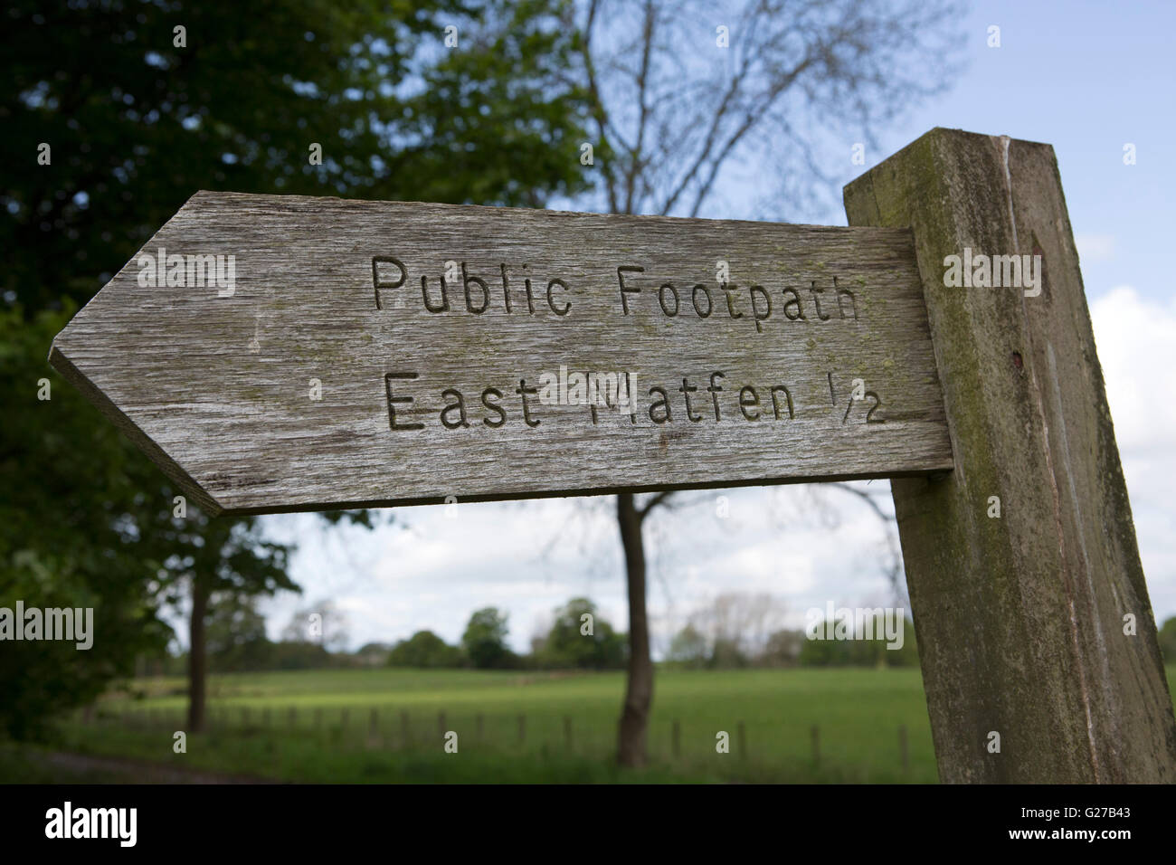 Un sugn pour le sentier public vers l'Est, Angleterre. Matfen Le signe indique qu'il s'agit d'un demi-mille au village. Banque D'Images