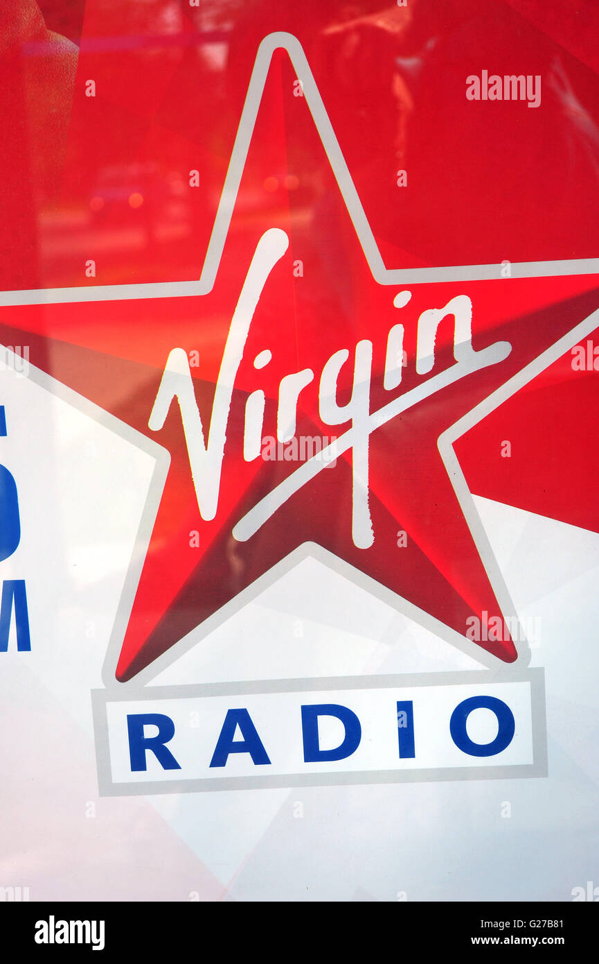 Virgin Radio une annonce à l'intérieur d'un abri bus à London, Ontario. Banque D'Images