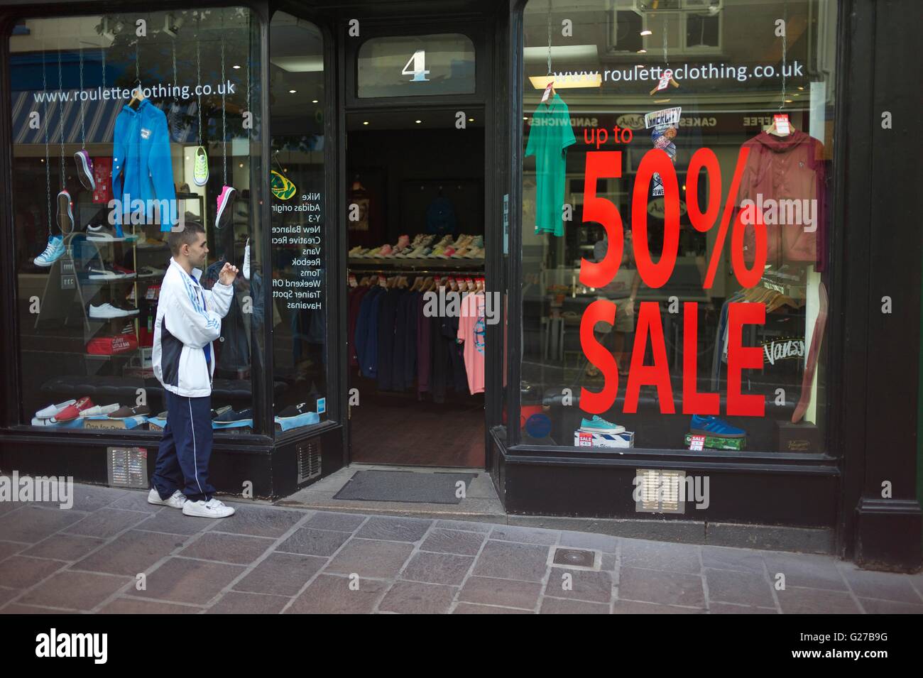 La crise de la vente au détail de la rue haute touche un grand nombre de détaillants comme ils poussent leurs ventes et essayez et inciter les clients à l'écart de ventes en ligne. Banque D'Images