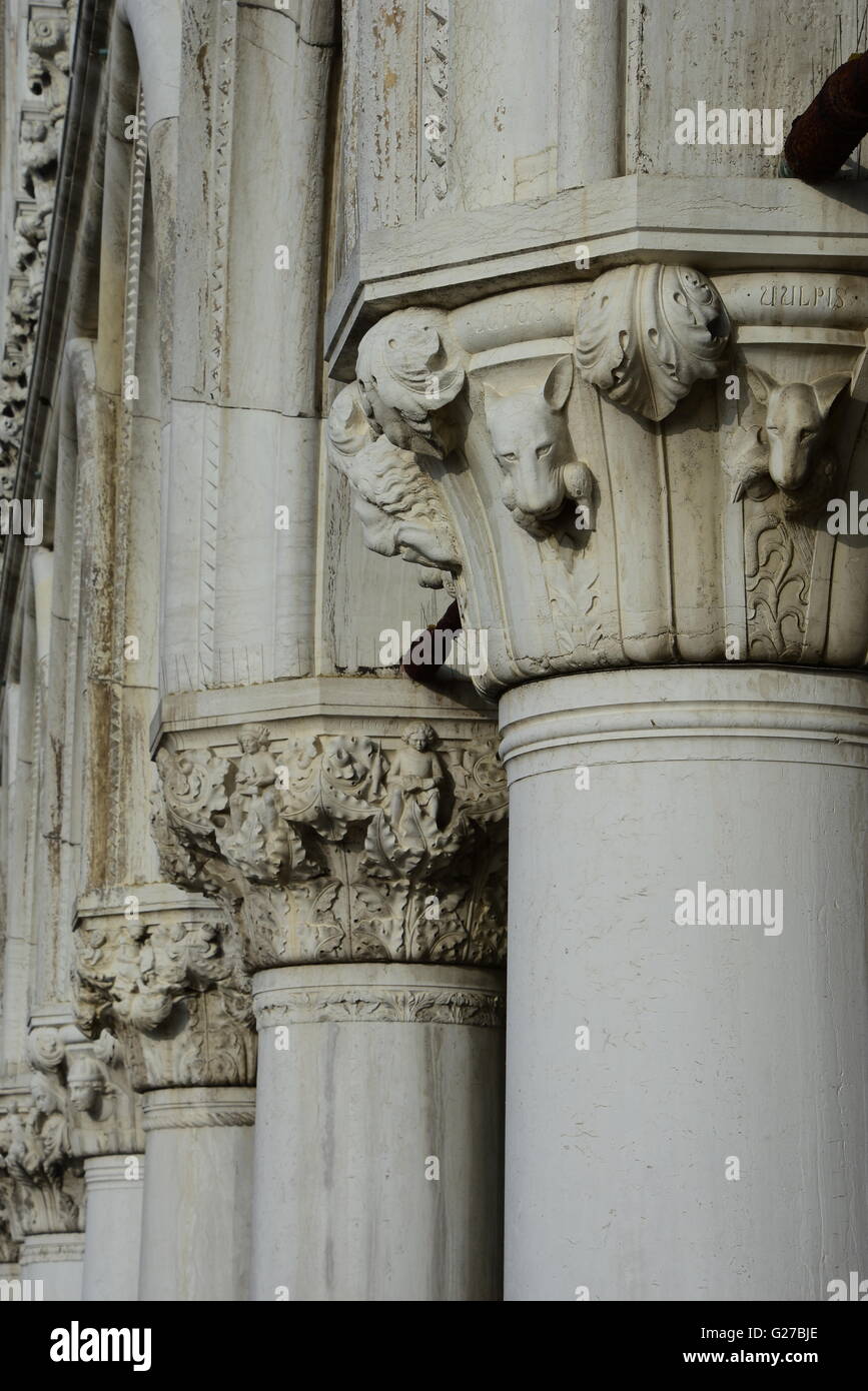 La colonnade au Palais des Doges à Venise, Italie Banque D'Images