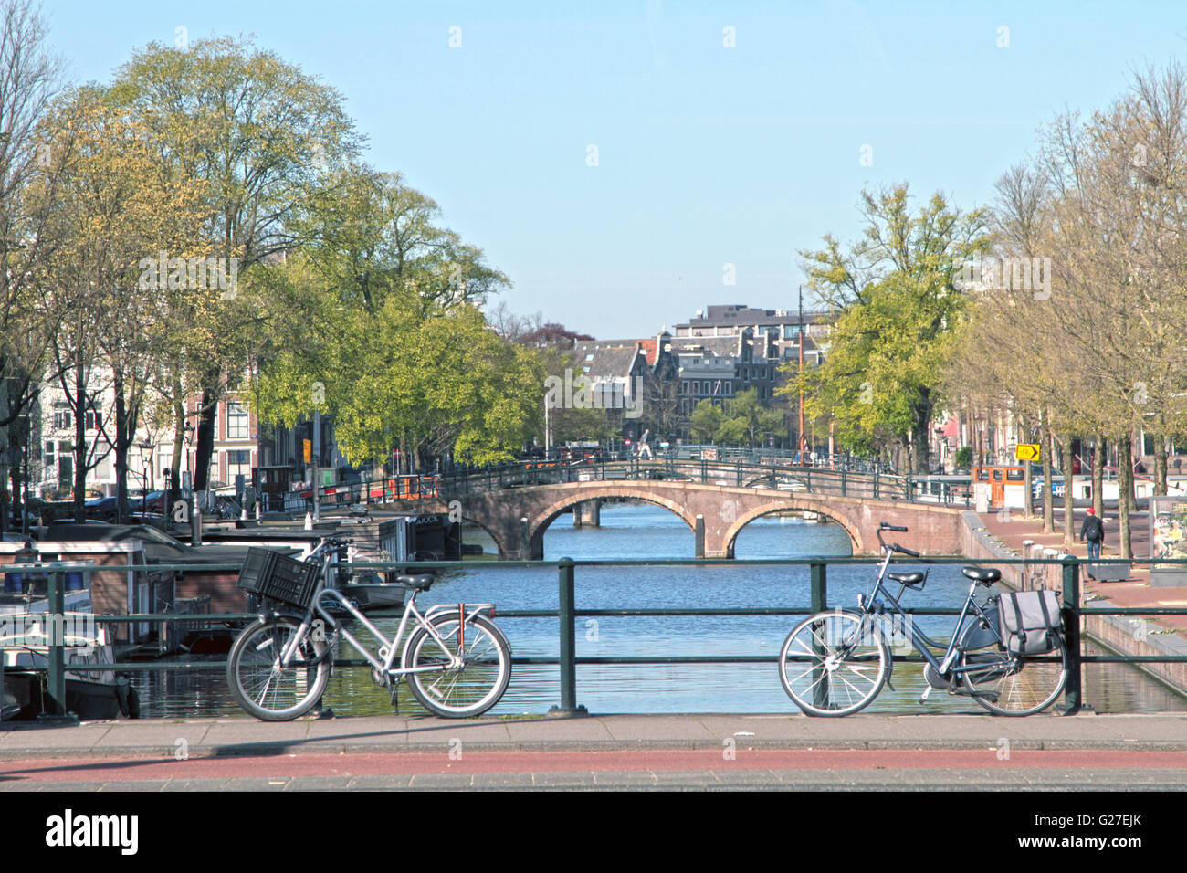 Pays-bas amsterdam hollande Pays-Bas canal Vue sur la ville, rue de l'Europe bâtiment architecture maison voyage pont de l'eau urbain vélos Banque D'Images