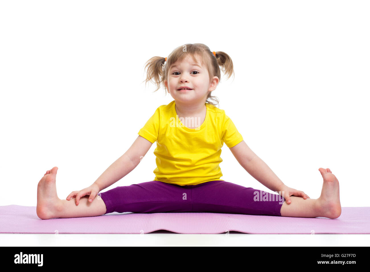 Kid girl doing exercices de fitness Banque D'Images