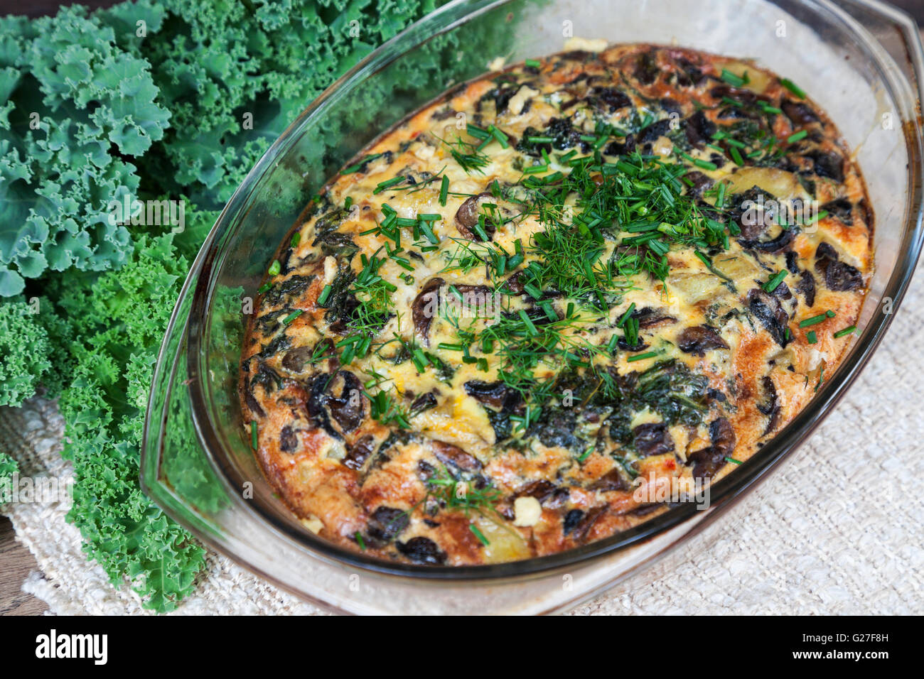 Frittata aux champignons, chou vert et pommes de terre Banque D'Images