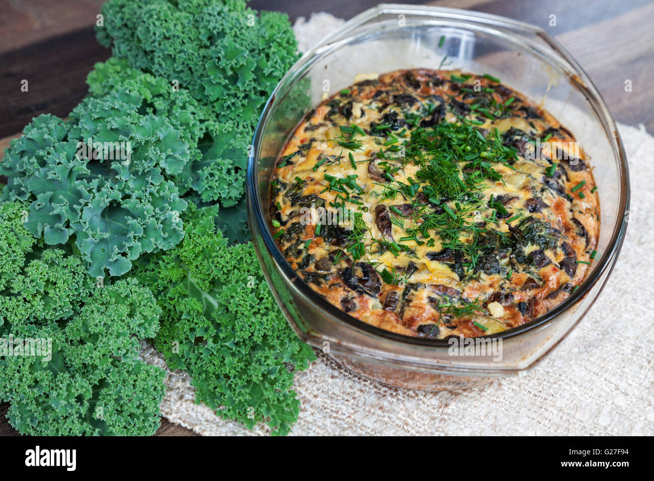 Frittata aux champignons, chou vert et pommes de terre Banque D'Images