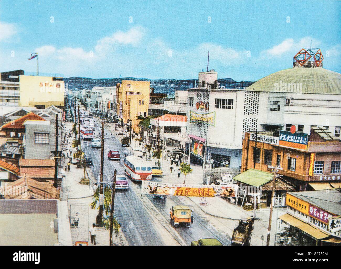Rue Kokusaidori, la ville de Naha, Okinawa Prefecture, Japon. c 1955. Banque D'Images
