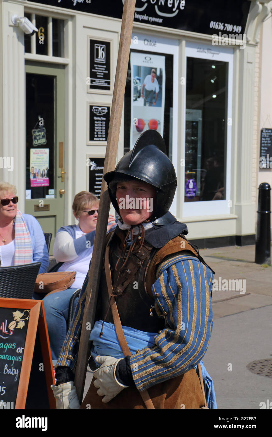 Groupe de reconstitution historique Hogan-vexel à Newark on trent market place pour commémorer la fin du siège en guerre civile anglaise Banque D'Images
