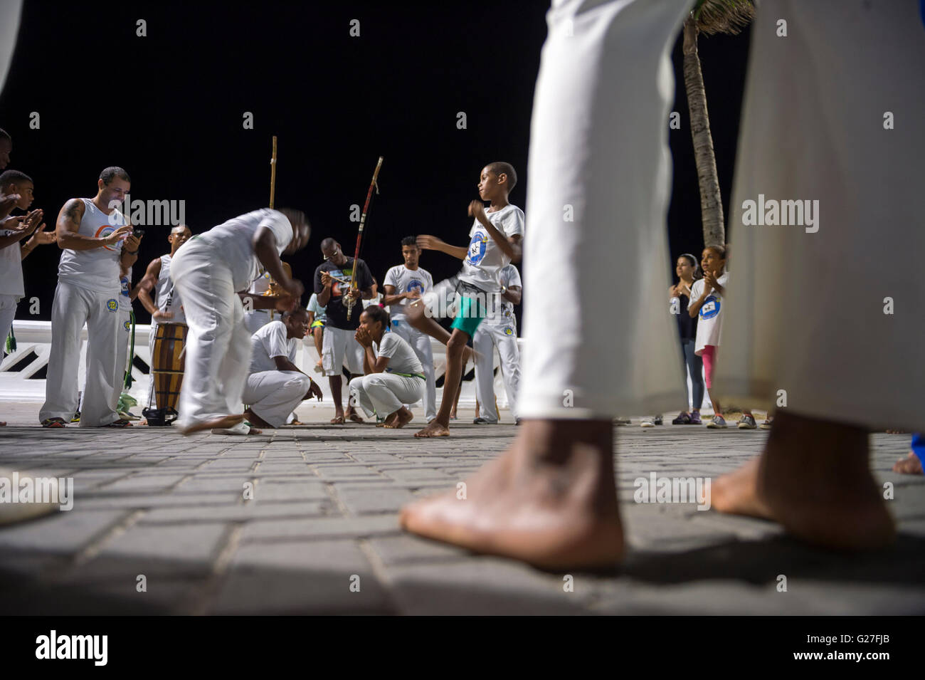 SALVADOR, BRÉSIL - le 20 février 2016 : groupe de capoeira brésilienne mettant en vedette de jeunes apprentis, hommes et femmes, à Barra. Banque D'Images