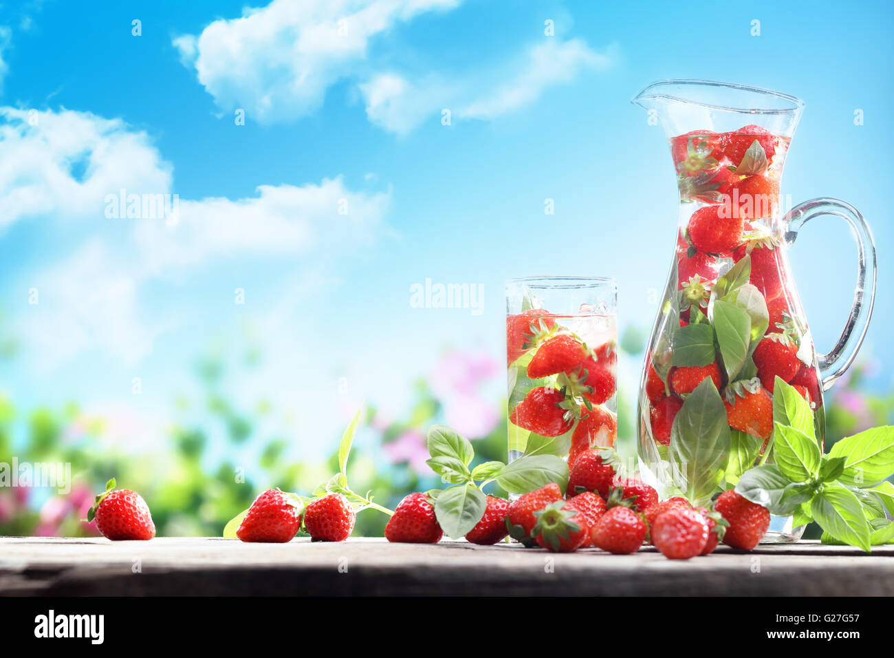 L'eau avec des fruits sains detox Banque D'Images