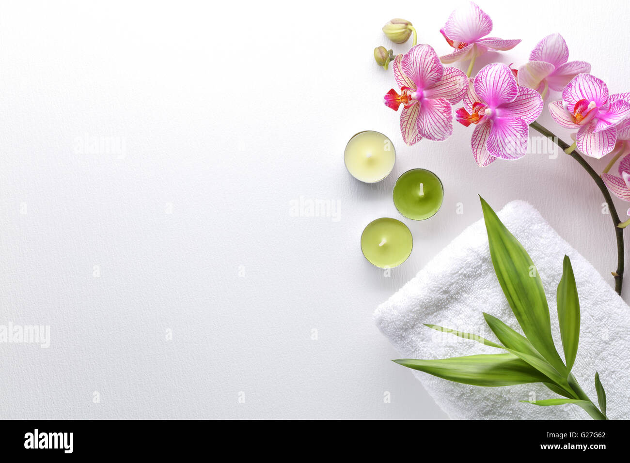Fleurs orchidée,Serviette,feuille de bambou et la bougie Banque D'Images