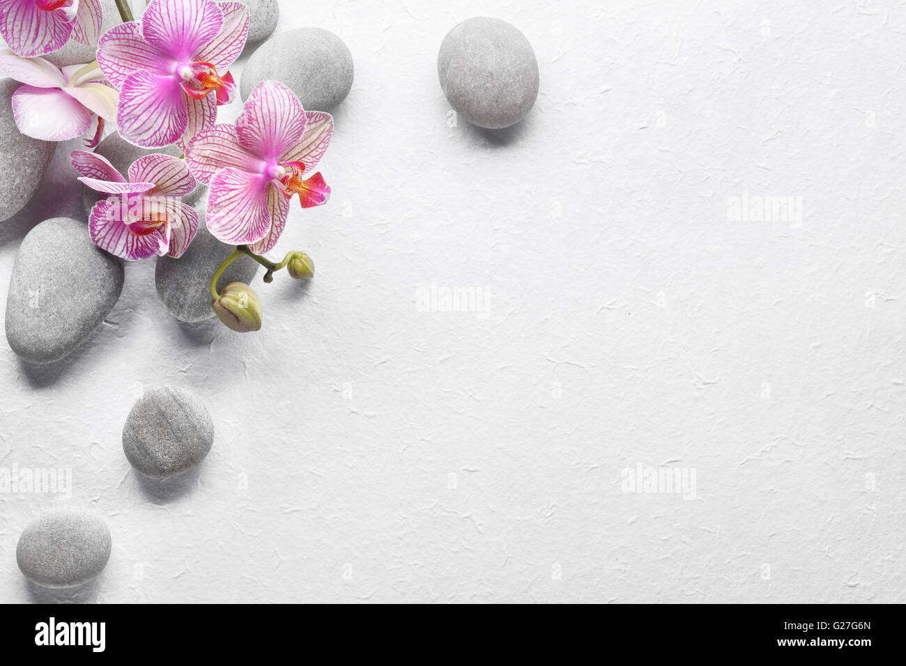 Des pierres et des fleurs orchidée Spa sur papier Banque D'Images