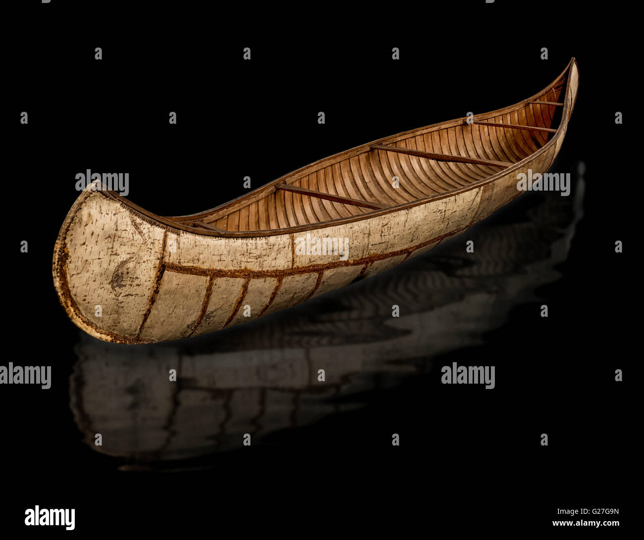 Un canot en écorce de bouleau de la zone sud de la Baie d'Hudson du Canada.Le type construit par les tribus de la Nation crie Banque D'Images