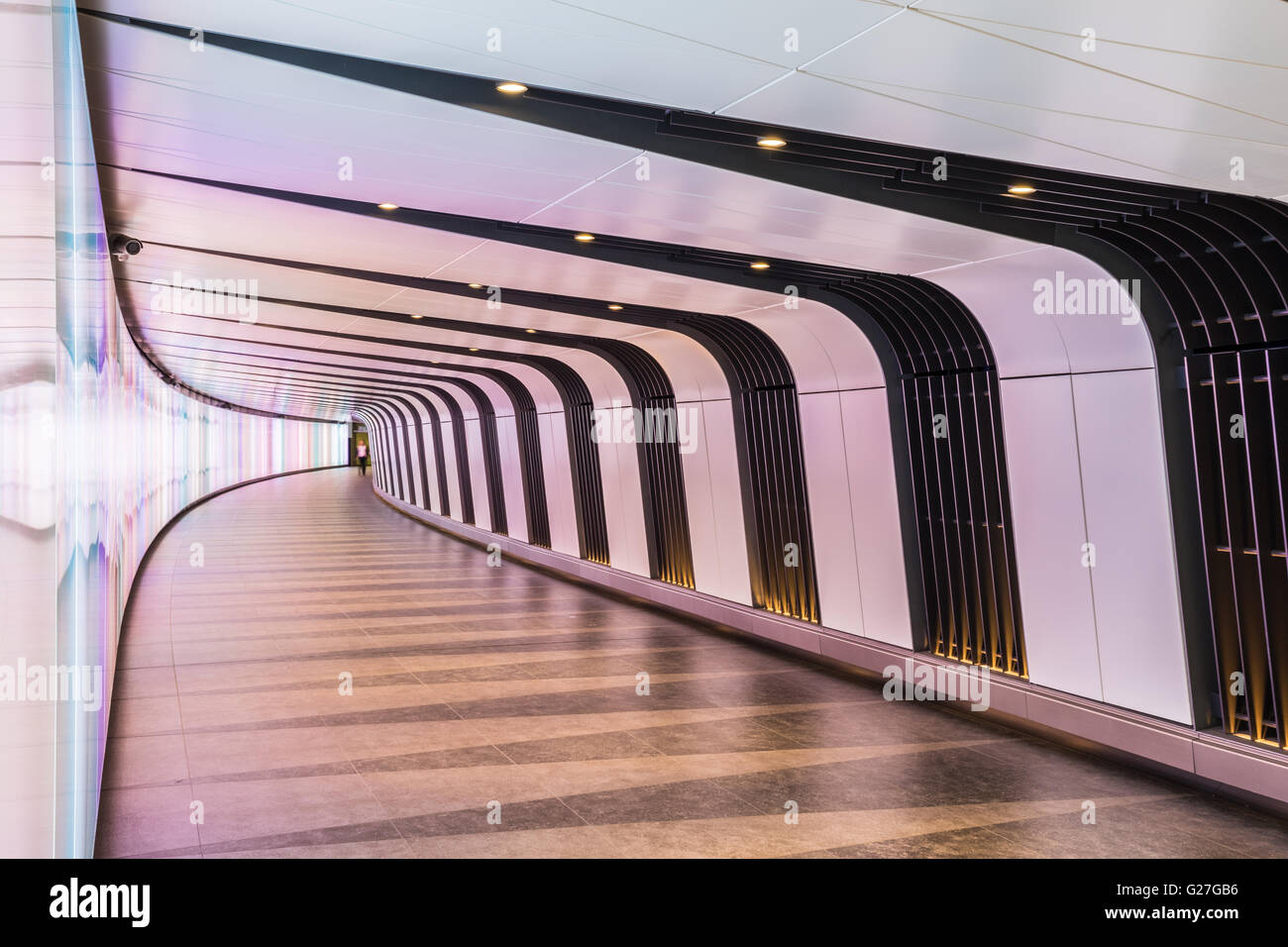 Londres, Royaume-Uni - 20 mai 2017 - King's Cross tunnel futuriste, les 90 mètres de long tunnel piéton incurvé dispose d'une LED Banque D'Images