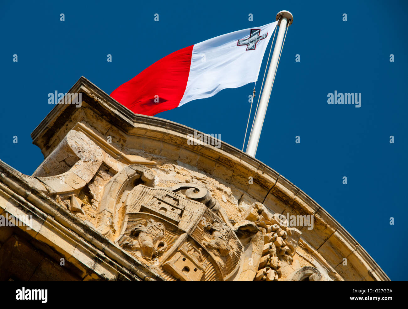 Pavillon maltais voler au-dessus de l'Auberge de Castelle, Cabinet du Premier Ministre, La Valette la capitale de Malte Banque D'Images