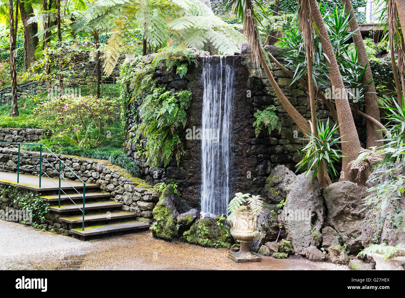 Cascade dans le jardin de Monte Palace tropican. Funchal, Madère, Portugal. Banque D'Images