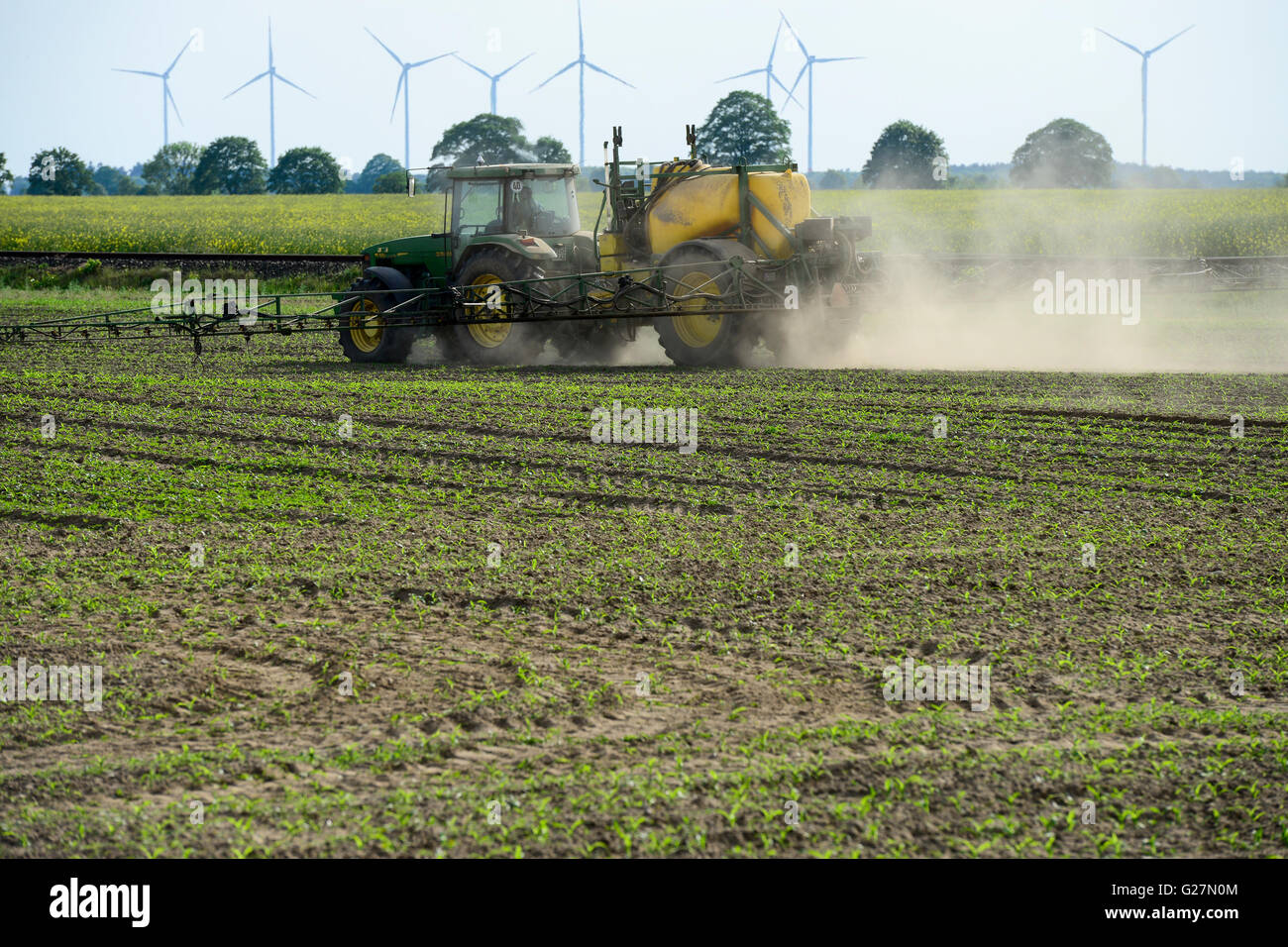 L'Allemagne, la pulvérisation de pesticides et d'herbicides comme Monsanto Round-up Banque D'Images