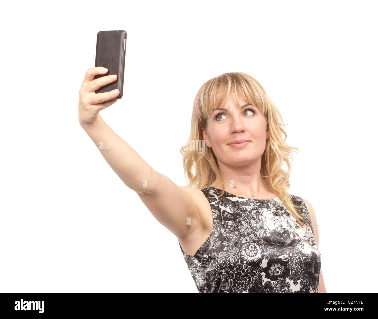 Belle femme prendre des auto photo avec l'appareil photo du smartphone. Isolé sur blanc. Banque D'Images