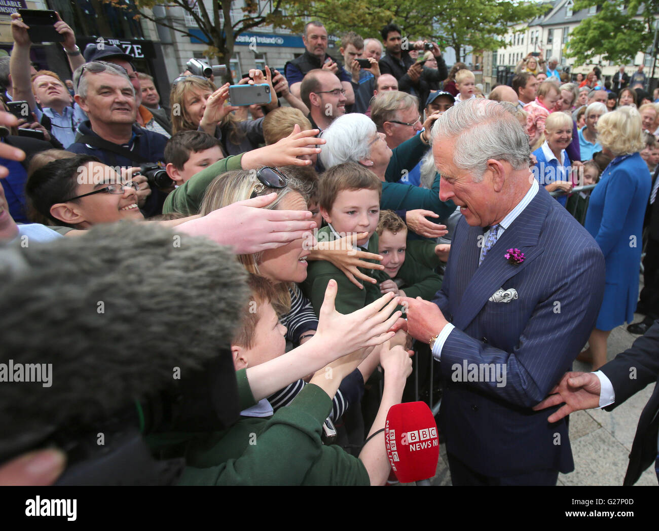 Le Prince de Galles est accueilli par des sympathisants comme ils visitent la ville de Donegal en République d'Irlande dans la dernière soumission royale pour solidifier les relations anglo-irlandaises transformées. Banque D'Images