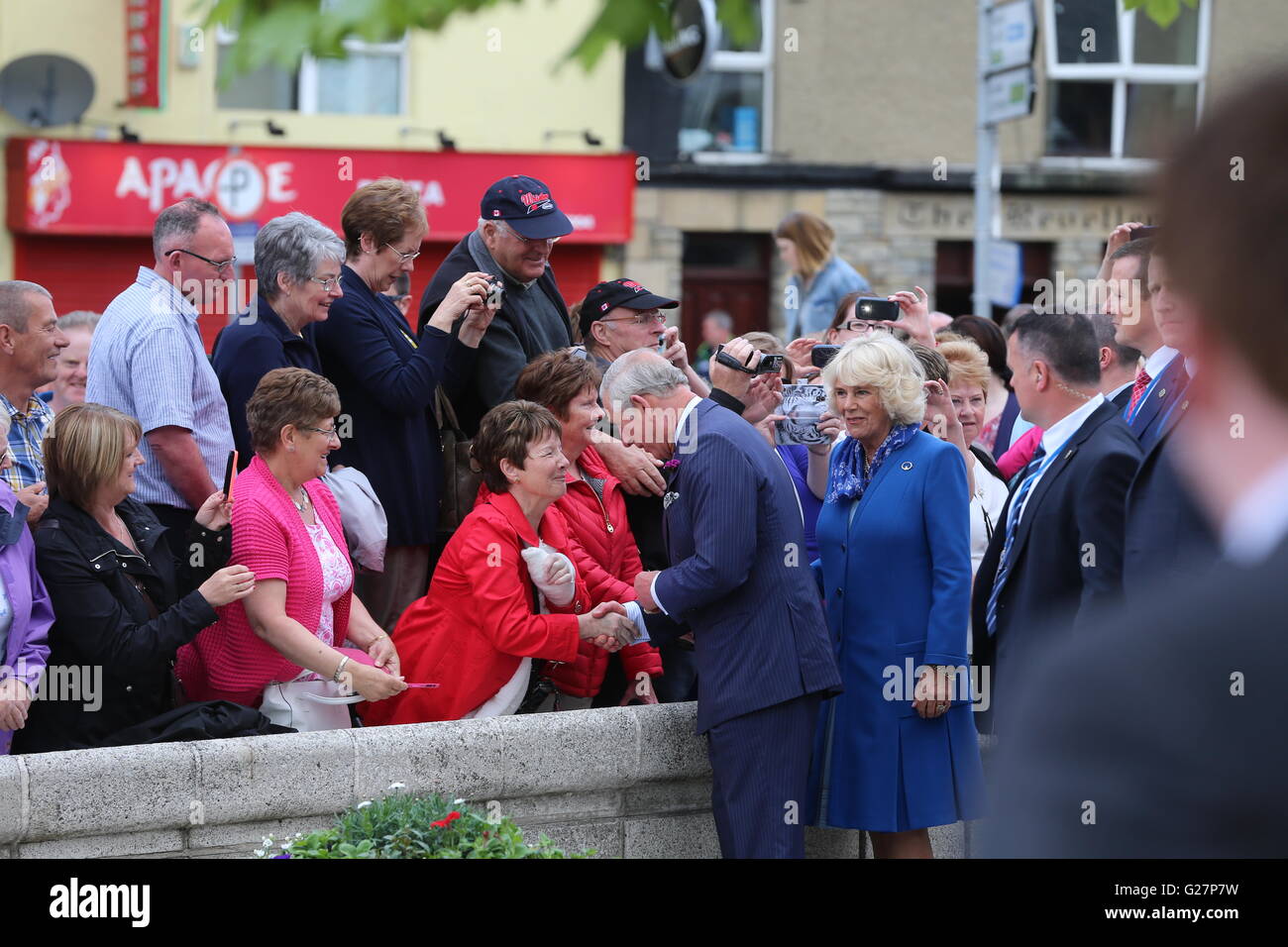 Le Prince de Galles et la duchesse de Cornouailles sont accueillis par sympathisants comme ils visitent la ville de Donegal en République d'Irlande dans la dernière soumission royale pour solidifier les relations anglo-irlandaises transformées. Banque D'Images