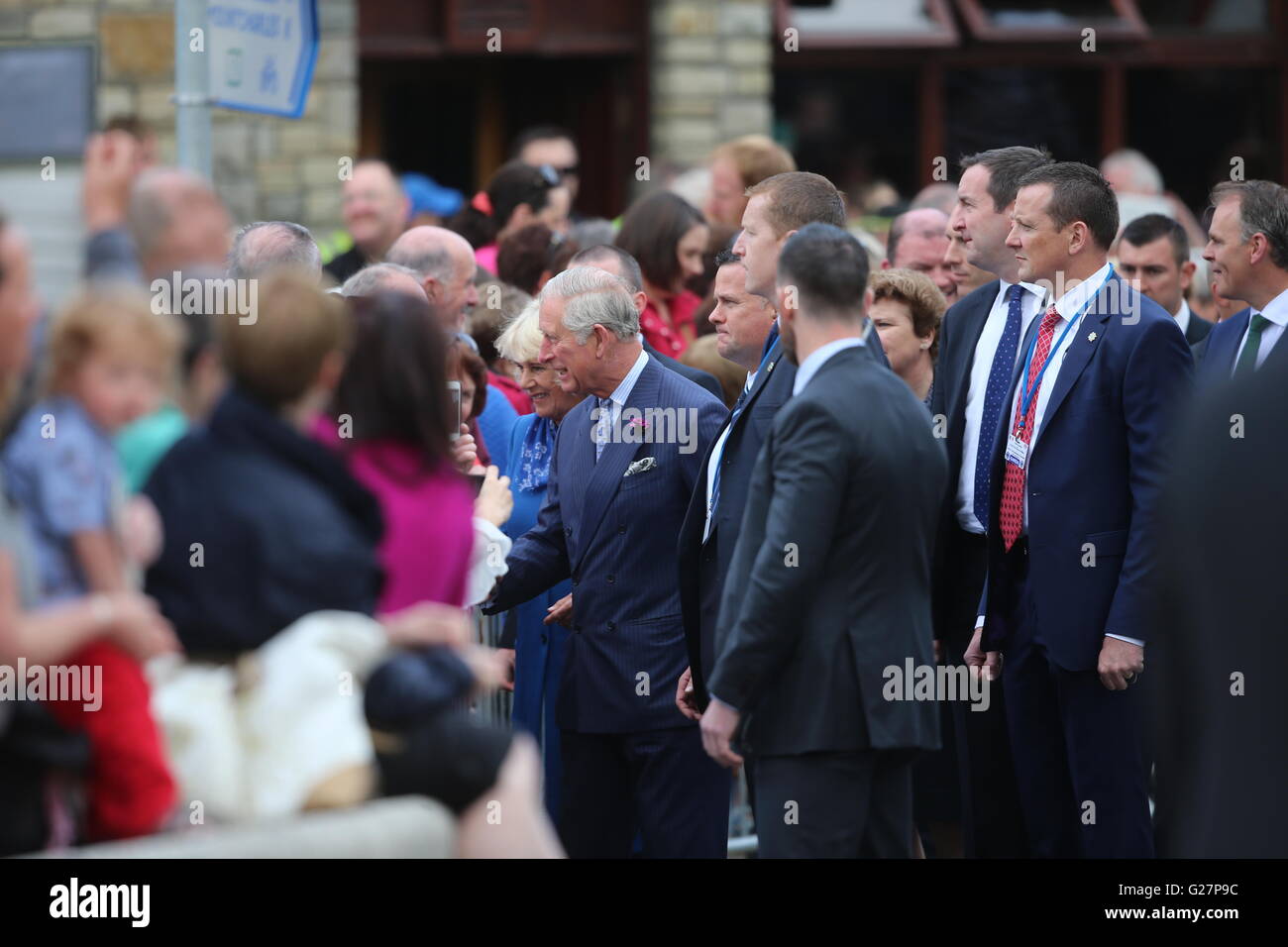 Le Prince de Galles et la duchesse de Cornouailles sont accueillis par sympathisants comme ils visitent la ville de Donegal en République d'Irlande dans la dernière soumission royale pour solidifier les relations anglo-irlandaises transformées. Banque D'Images