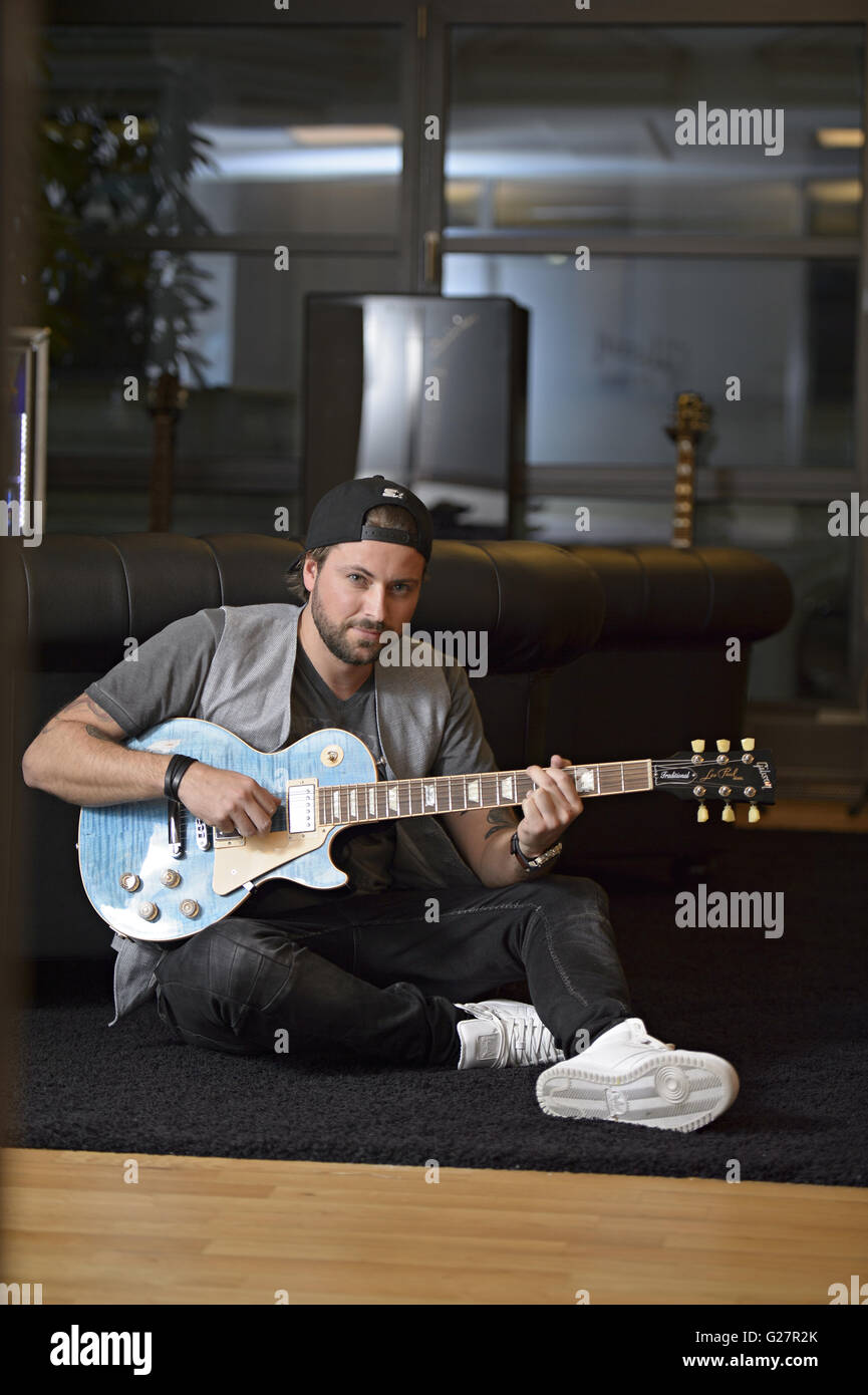 L'acteur allemand Felix von Jascheroff à jouer de la guitare à Gibson  Showroom comprend : Felix von Jascheroff Où : Berlin, Allemagne Quand : 07  Avr 2016 Photo Stock - Alamy