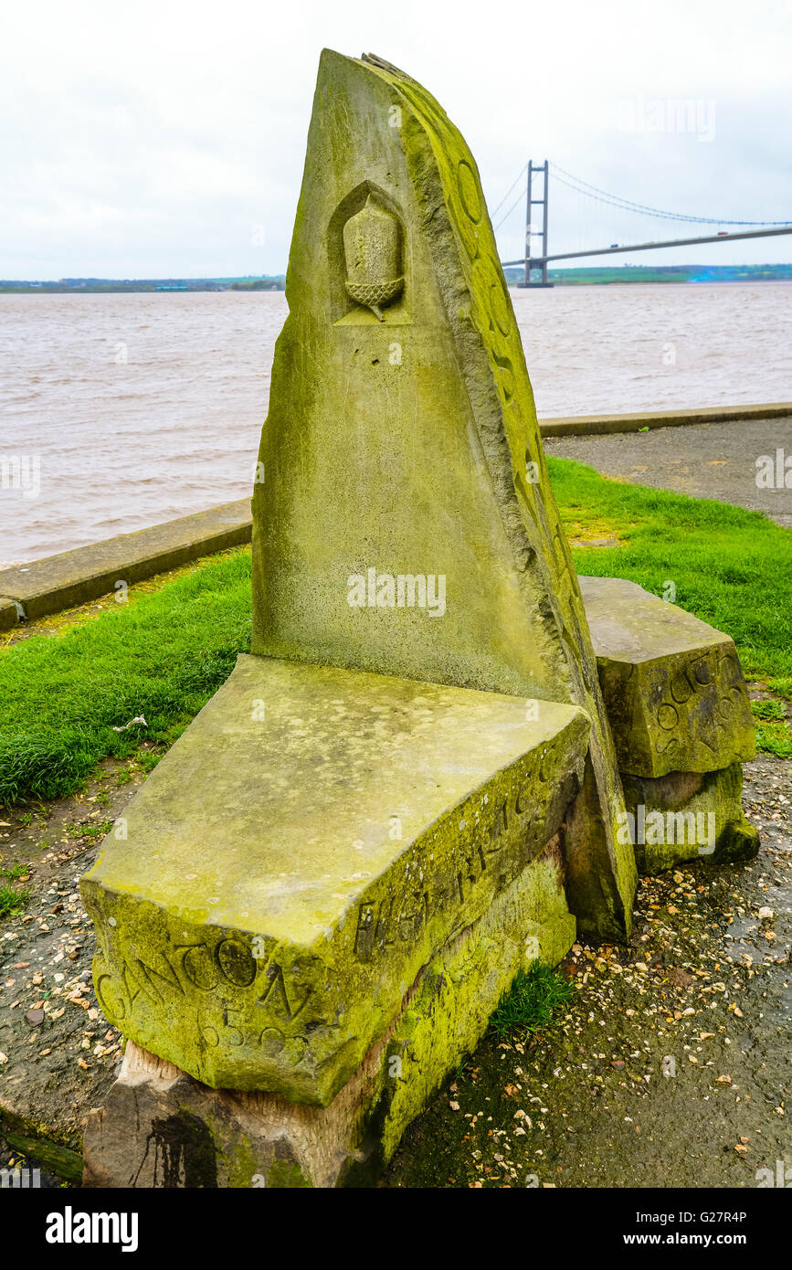 Pierre de marqueur au début de l'English Channel Way National Trail à côté de l'estuaire de la Humber avec le Humber Bridge derrière Banque D'Images