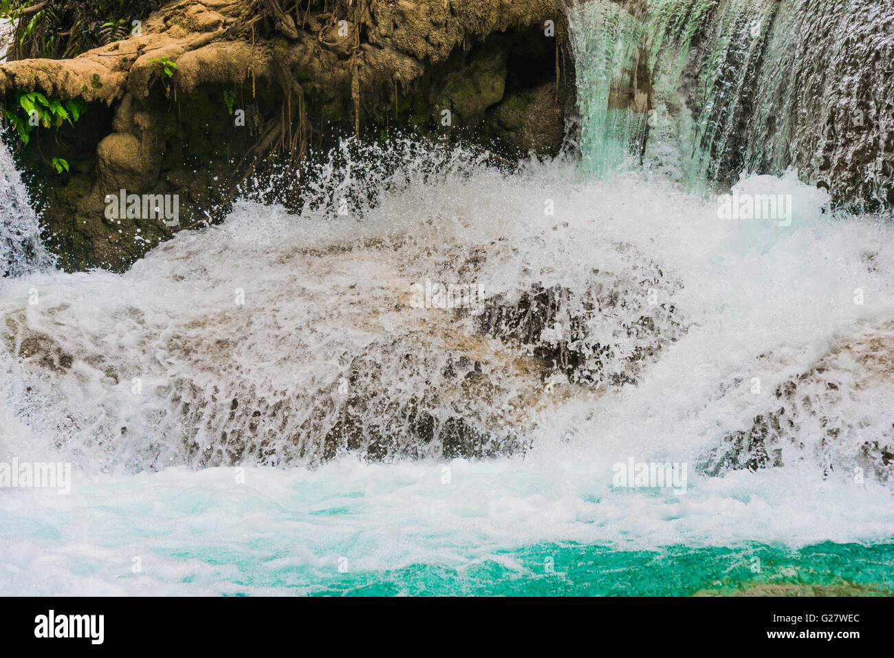 Les projections d'eau d'une cascade, Tat Cascades de Kuang Si, Luang Prabang, Laos, Louangphabang Banque D'Images