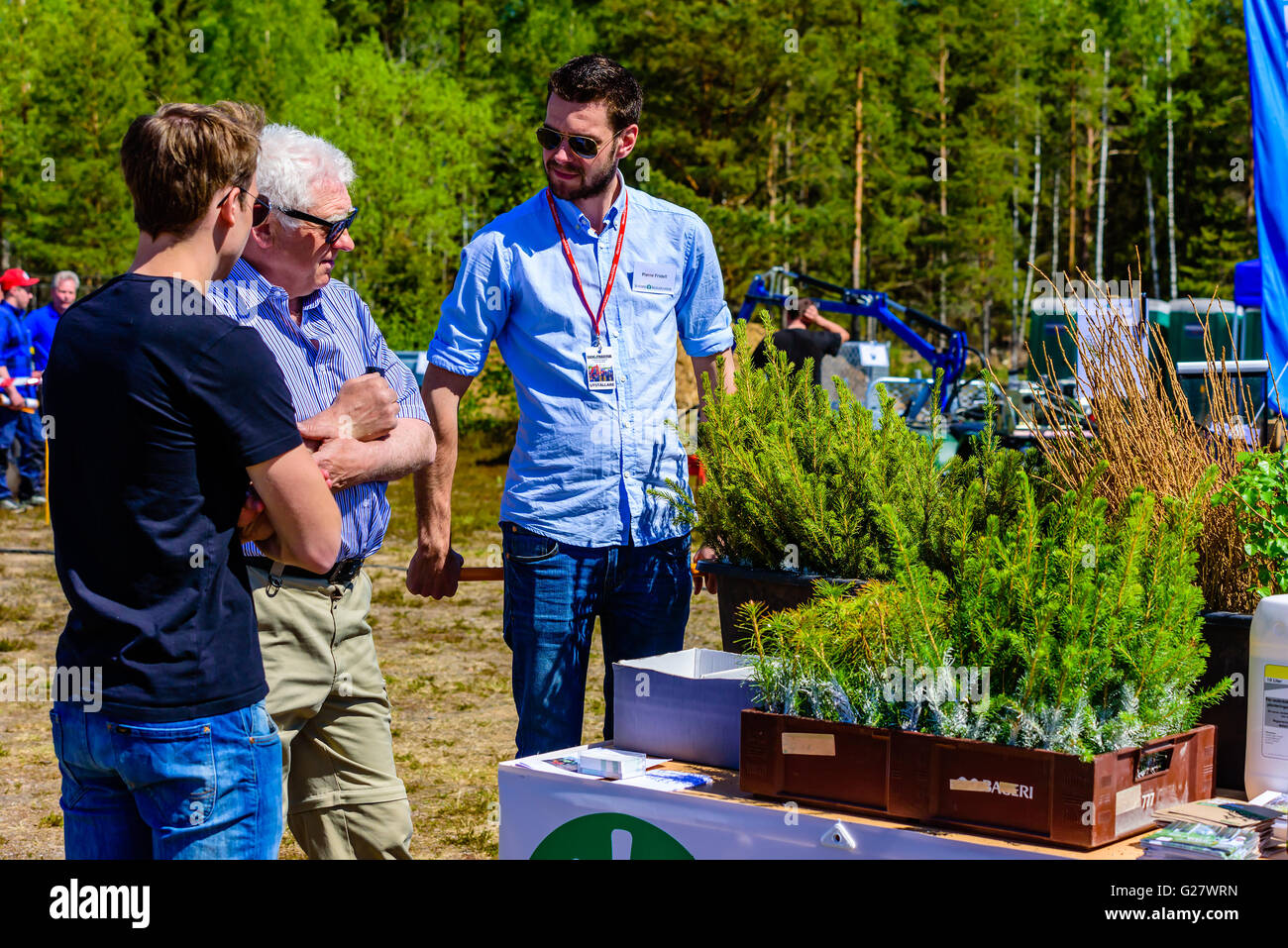 Emmaboda, Suède - Mai 13, 2016 : et le tracteur (Skog och traktor) juste. Un vendeur en Skogsplantor Sundins parler à visi Banque D'Images