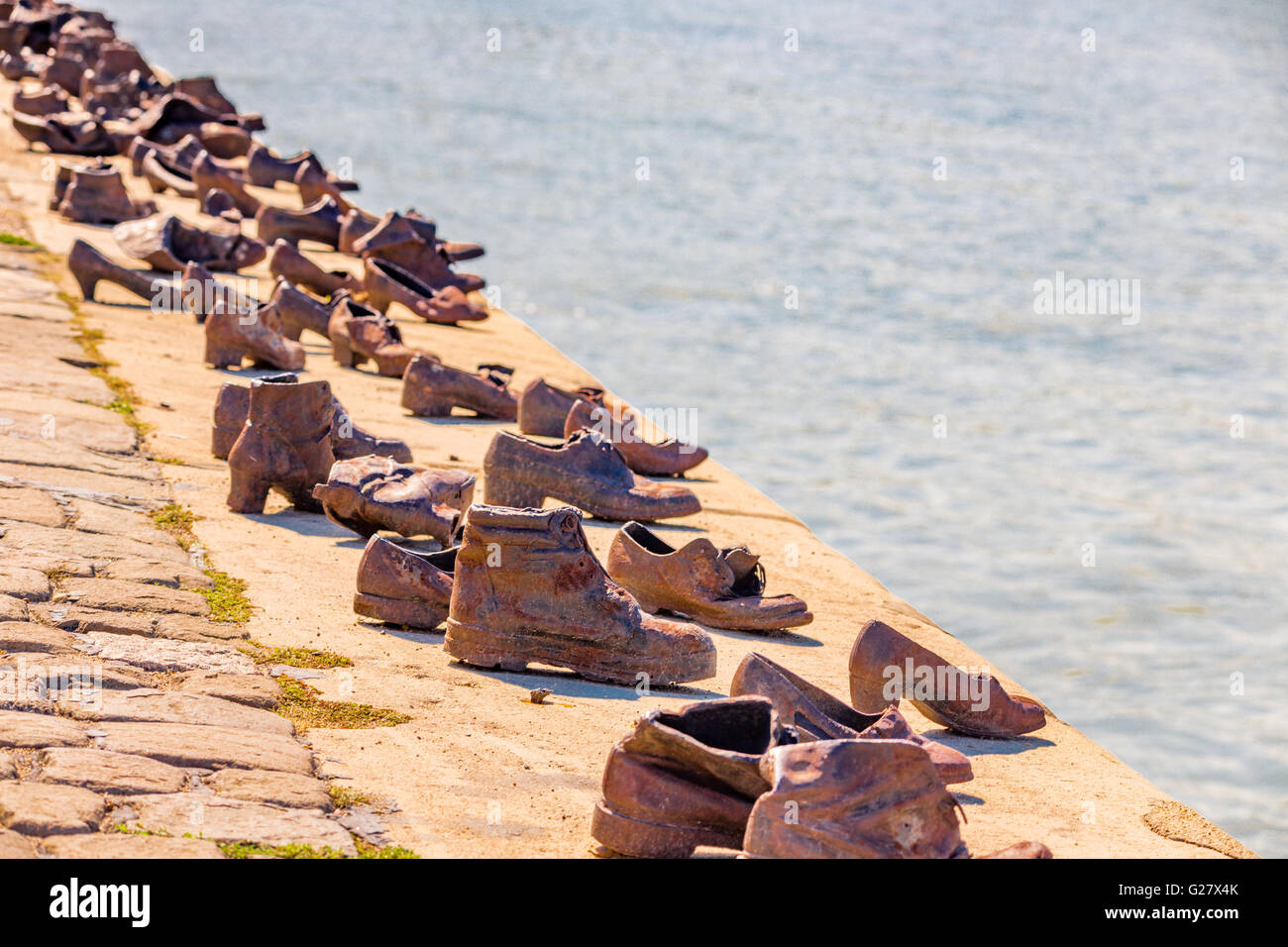 Chaussures de métal sur la promenade du Danube, à Budapest memorial aux  victimes de l'Holocauste Photo Stock - Alamy
