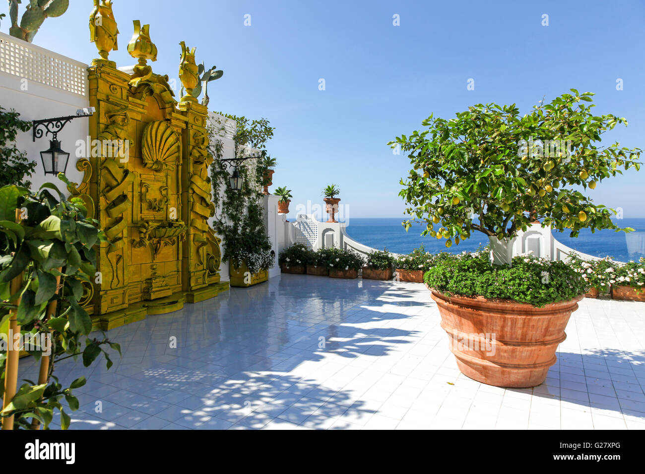 Une belle cour intérieure donnant sur la mer à Positano Amalfi Campanie Italie Europe Banque D'Images
