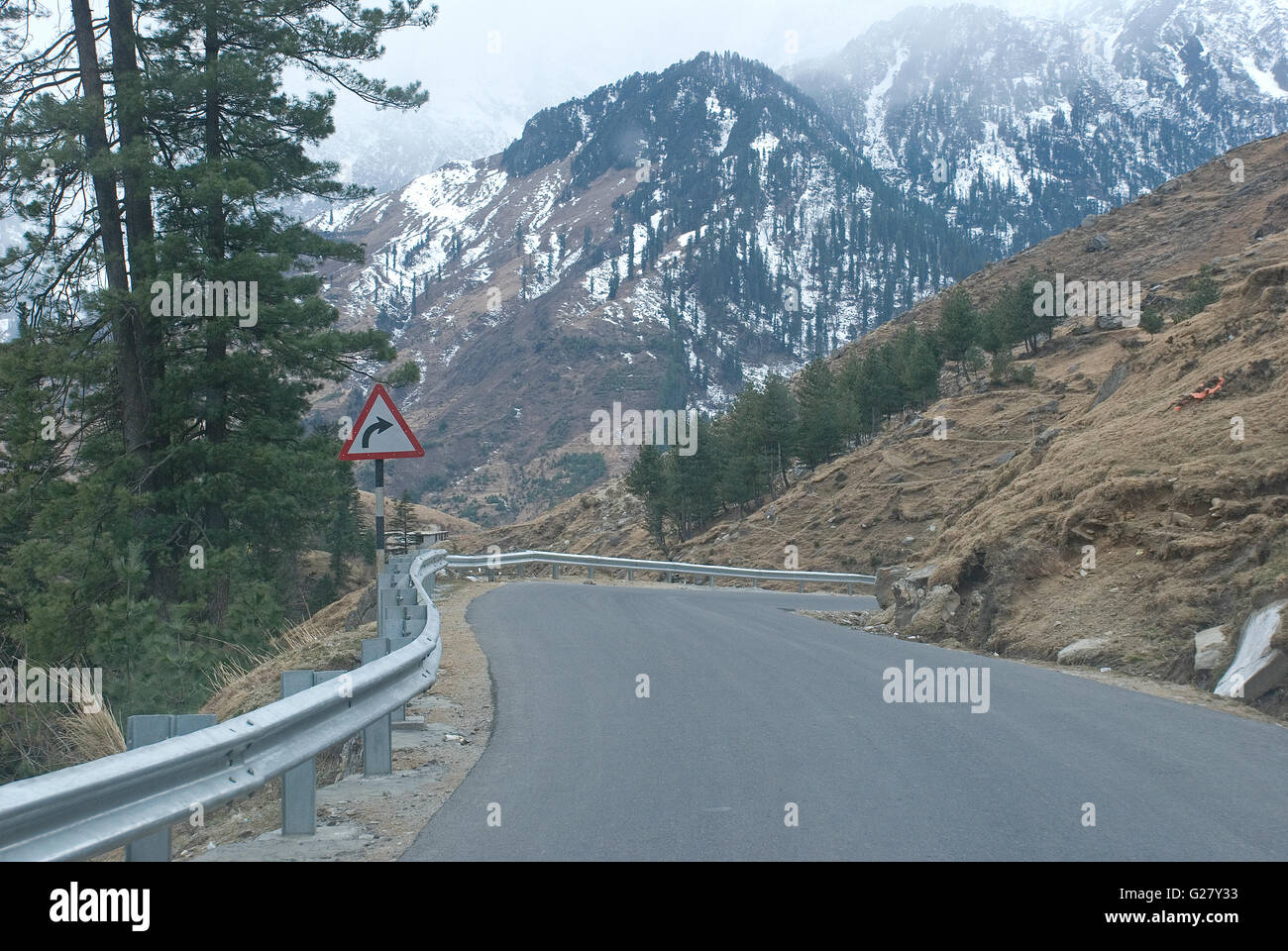 Belle route de l'Himalaya de Manali à Leh, en direction de Rohtang, Manali, Himachal Pradesh, Inde Banque D'Images