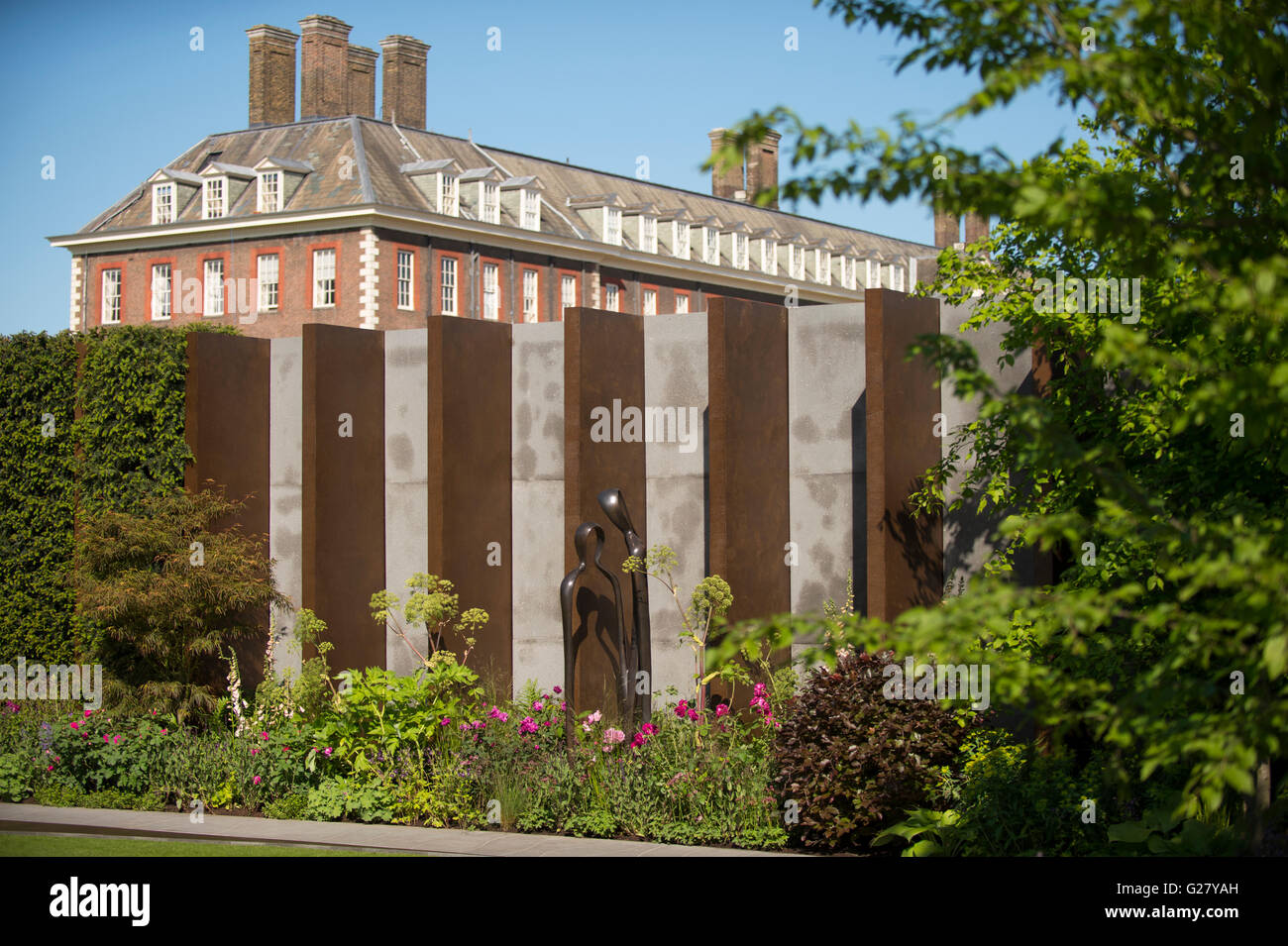 RHS Chelsea Flower Show 2016, le Chelsea Barracks, concepteur de jardin Jo Thompson, qui a remporté la médaille d'or show garden Banque D'Images