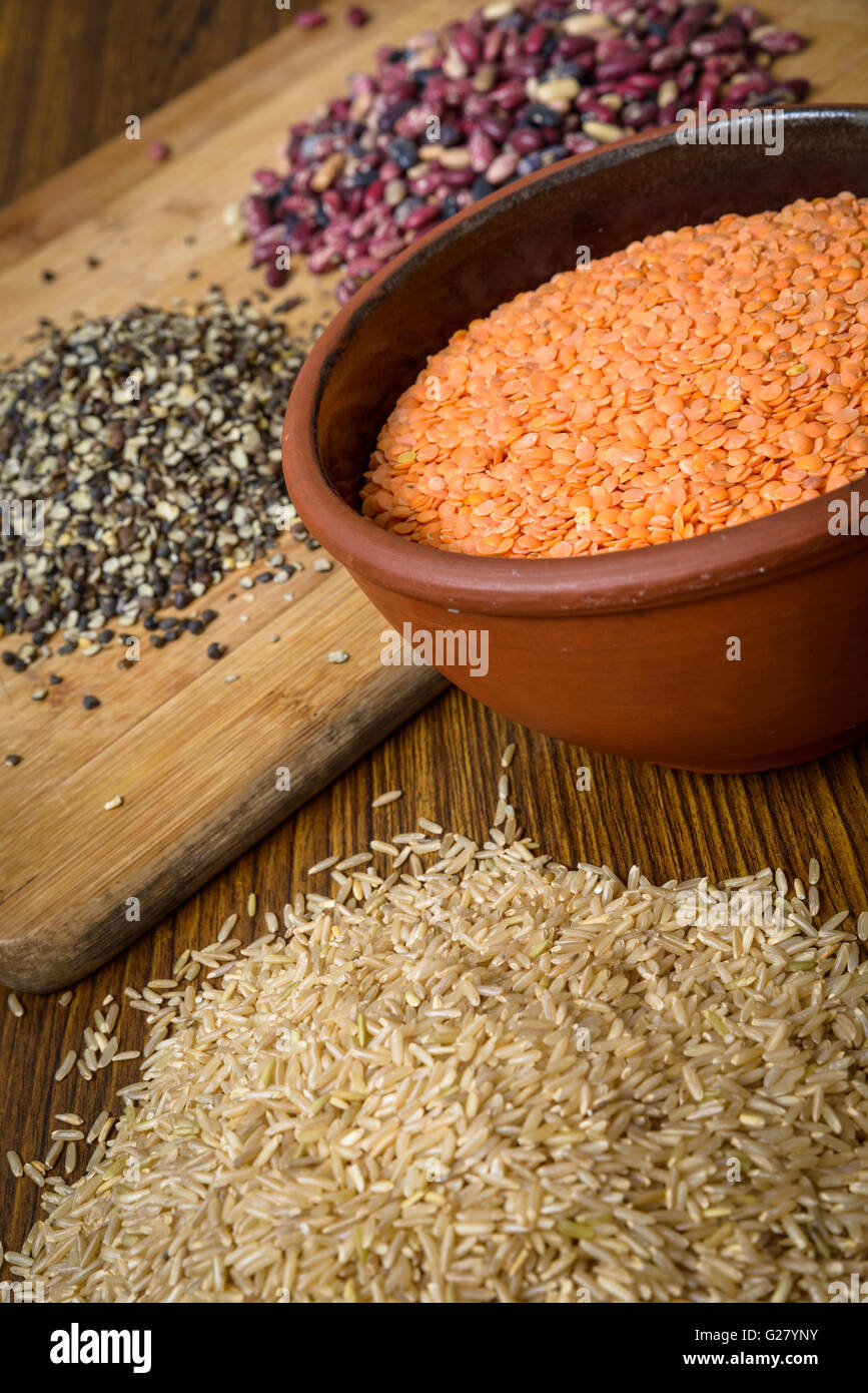 Les lentilles, haricots rouges et riz brun sur une table en bois et de sélection Banque D'Images