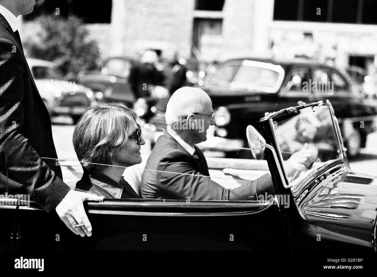 Podol, Ukraine - le 19 mai 2016 : les gens sur des lunettes dont le séjour sur Maybach Cabriolet, luxe voiture classique. Black Banque D'Images