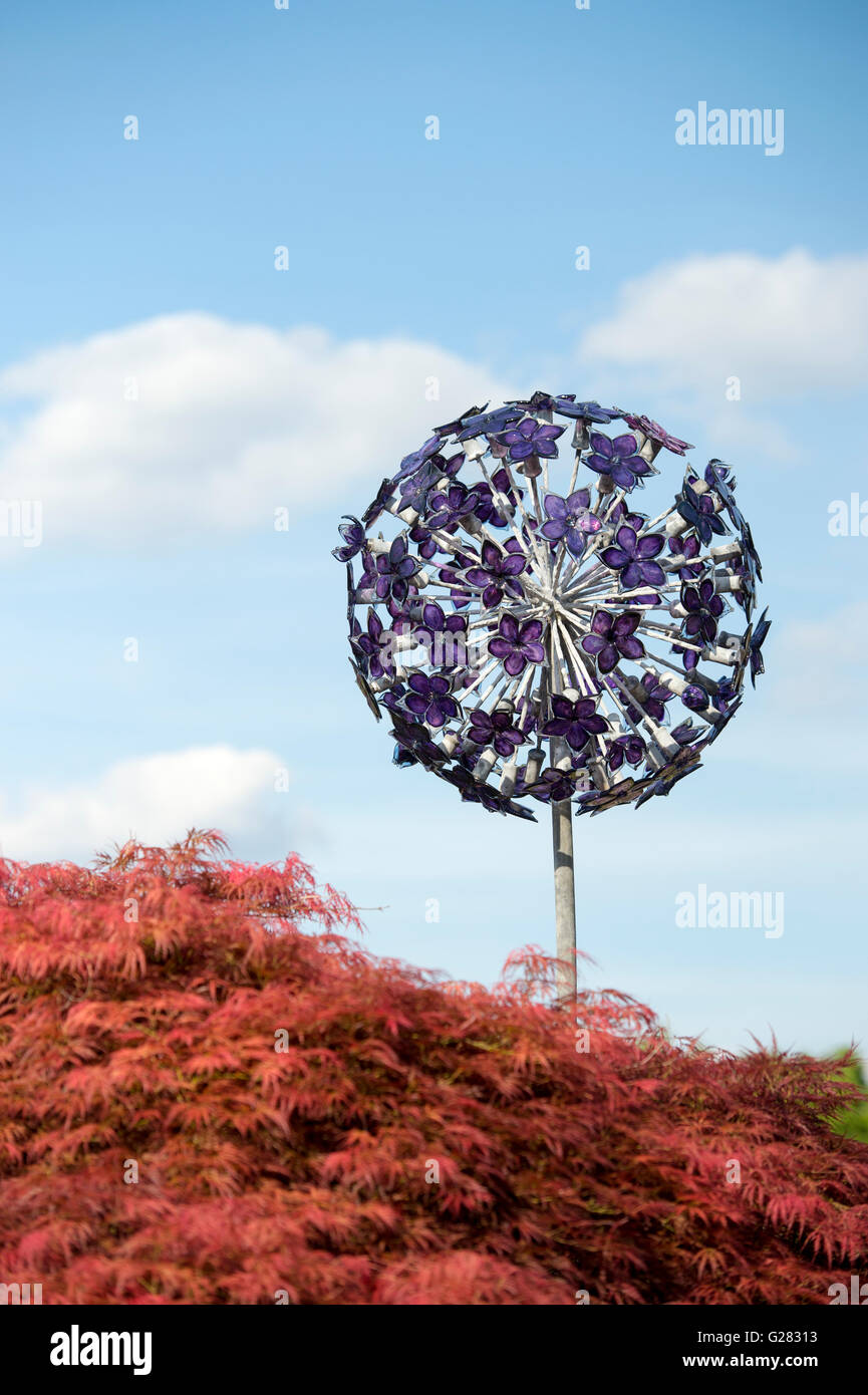 L'allium sculpture par Jenny Pickford au RHS Wisley Gardens, Surrey, Angleterre Banque D'Images