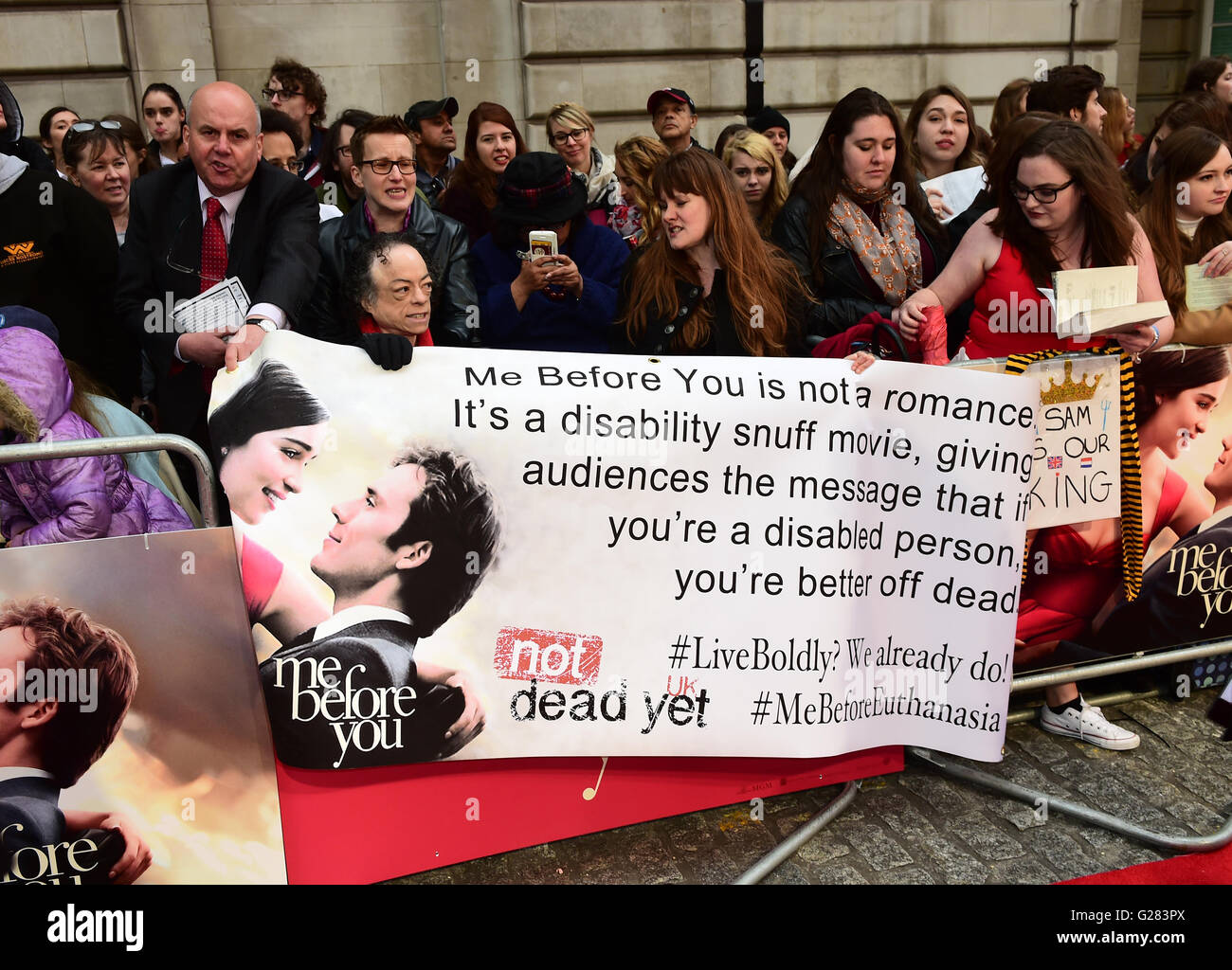 Mobilité L'actrice Liz Carr et les manifestants à moi avant premiere du Film Européen au Curzon Mayfair, Londres, afin de protester que le film la vie de manière inexacte grossièrement la grande majorité des personnes handicapées. Banque D'Images