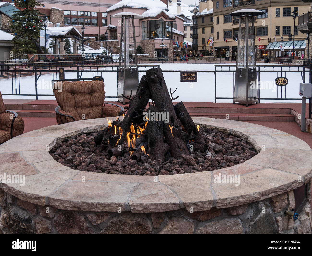 Fire Pit coin salon, patinoire, Beaver Creek Village Beaver Creek Resort, Avon, Colorado. Banque D'Images